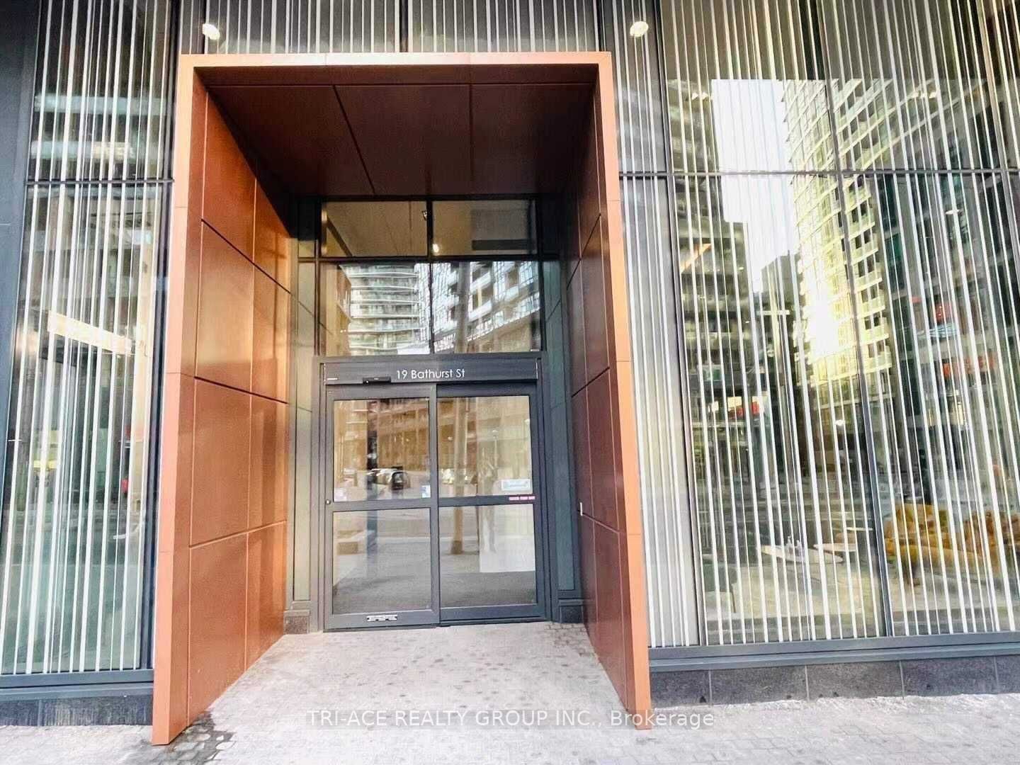 19 Bathurst Street 1503, Toronto, ON M5V 0N2 photo 2