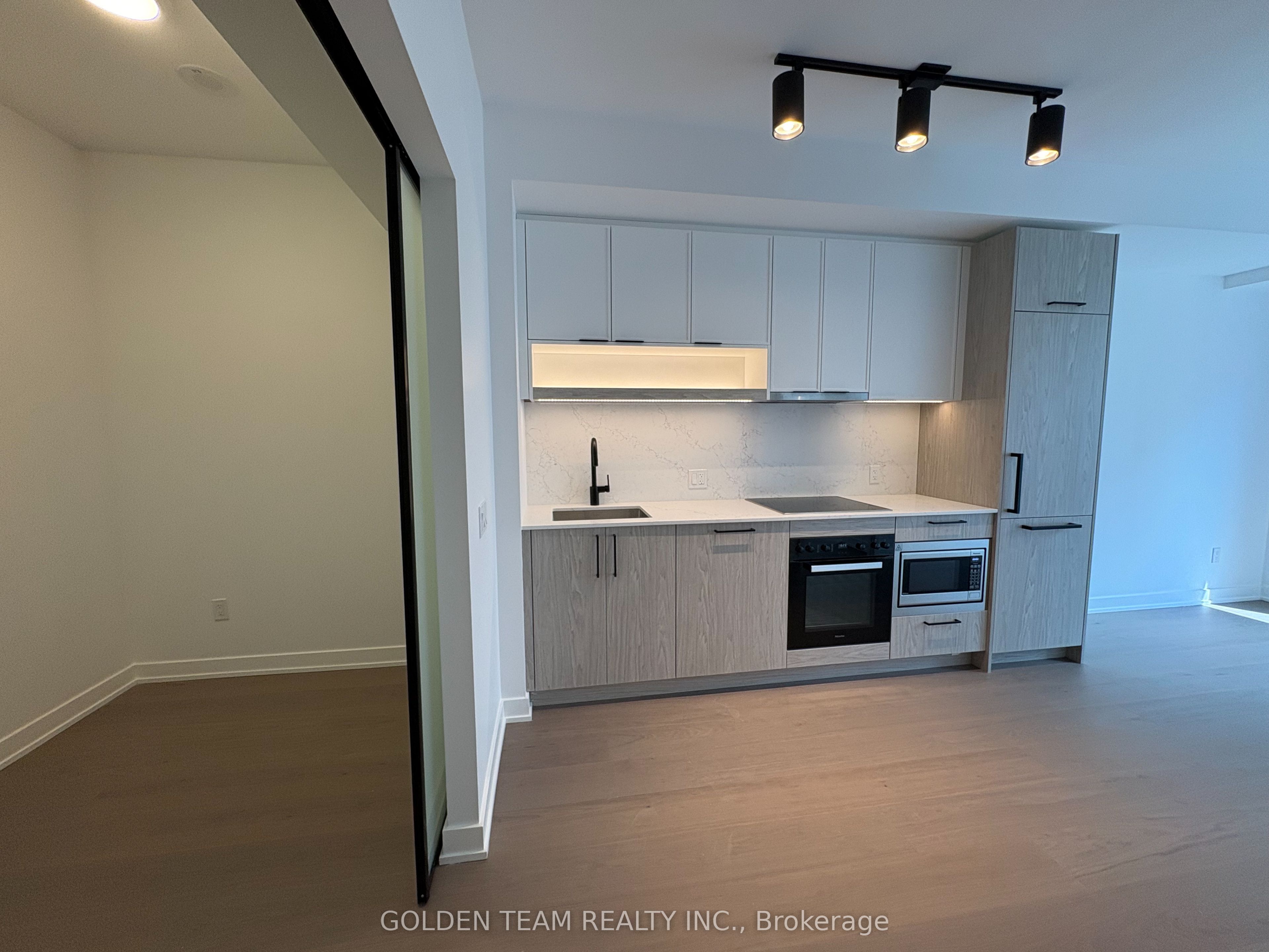89 Montclair Avenue 1622, Toronto, ON M5P 0A9 photo 3
