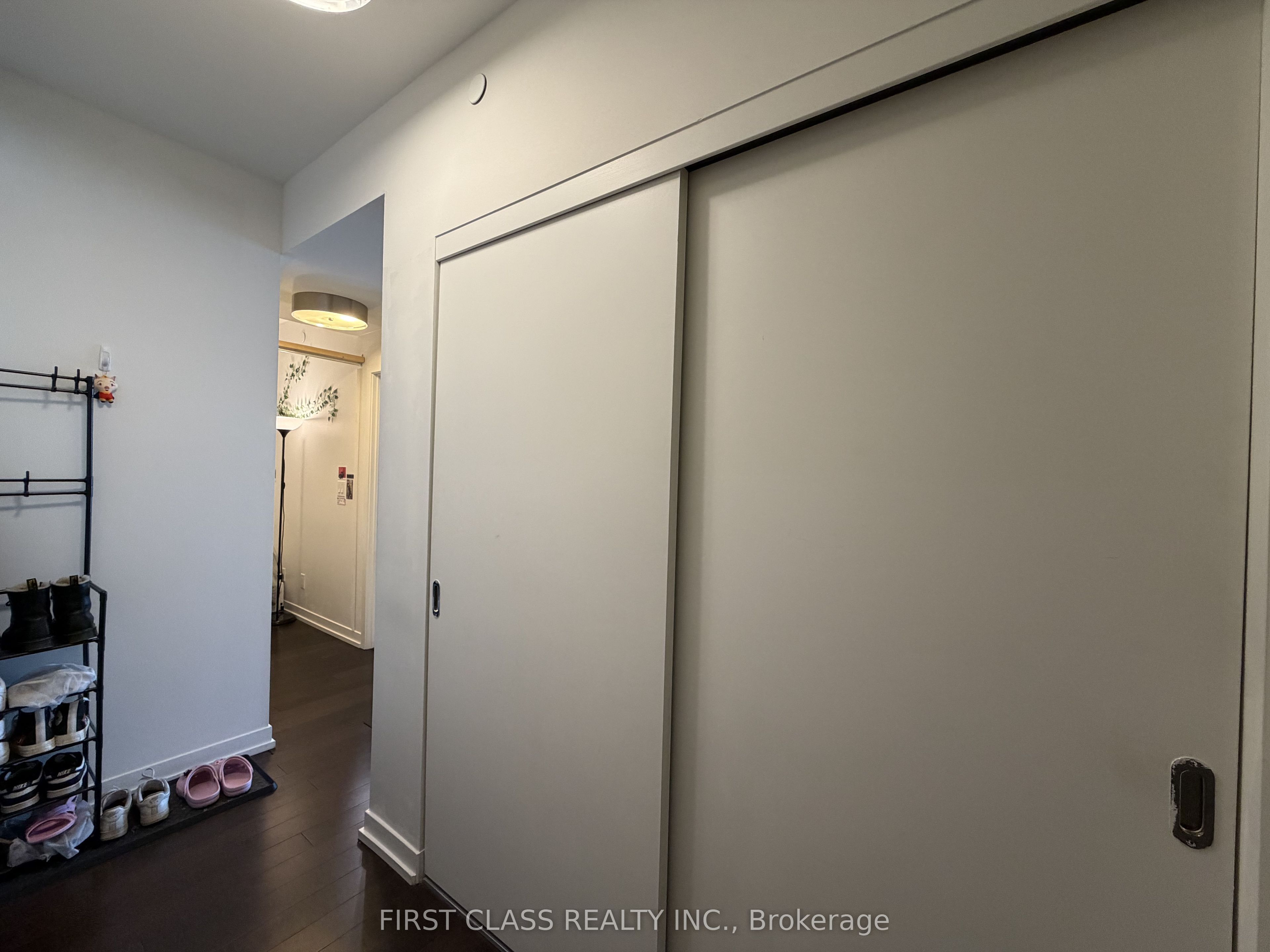 21 Widmer Street 4201, Toronto, ON M5V 0B8 photo 2