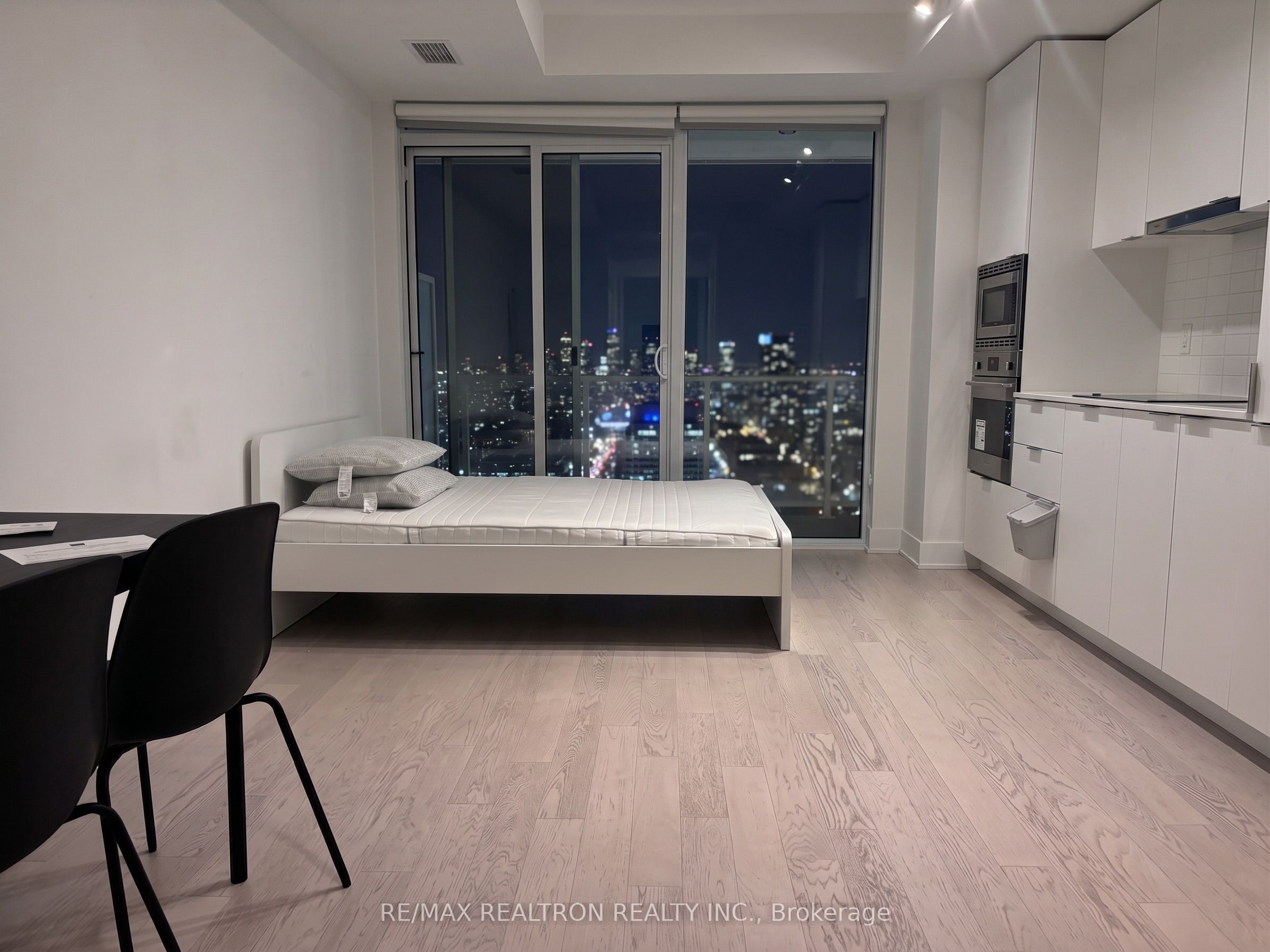 955 Bay Street 3904, Toronto, ON M5S 2A2 photo 3