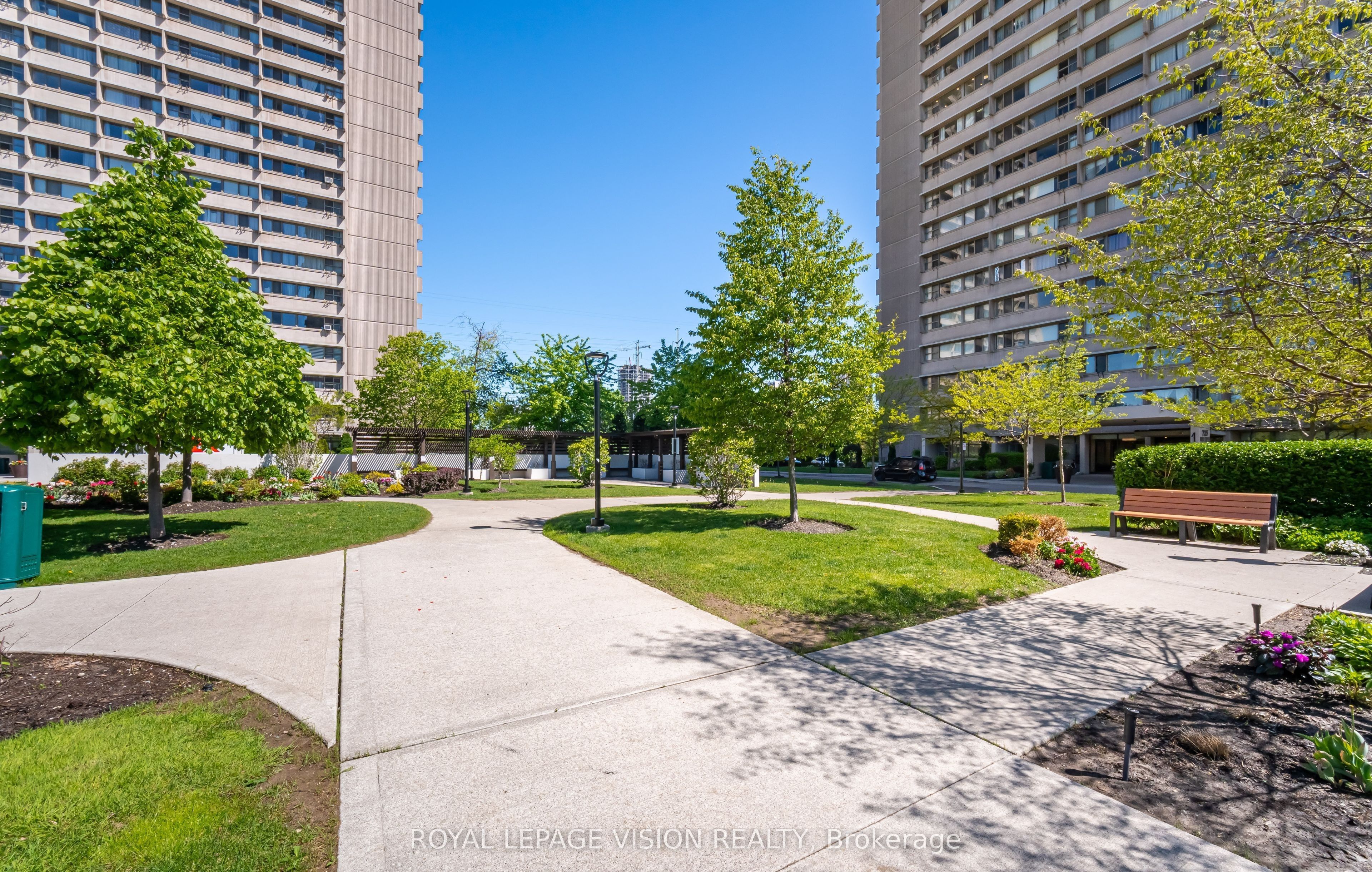 715 Don Mills Road 1108, Toronto, ON M3C 1S8 photo 2