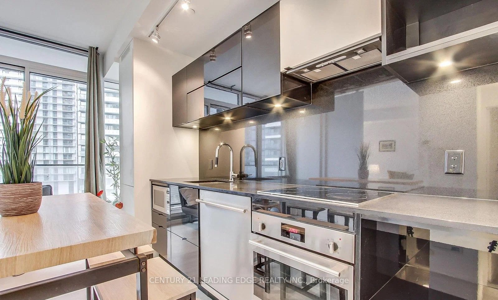 125 Peter Street 2512, Toronto, ON M5V 0M2
