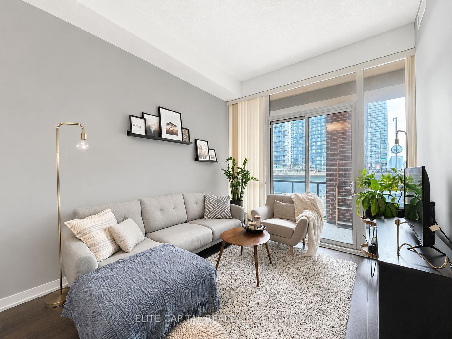 20 Bruyeres Mews 628, Toronto, ON M5V 0G8 photo 4