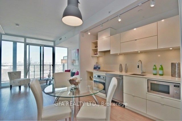 125 Peter Street 1404, Toronto, ON M5V 0M2 photo 3
