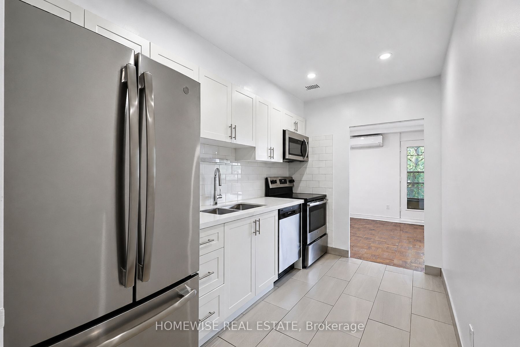 2500 Bathurst Street 401, Toronto, ON M6B 2Y8