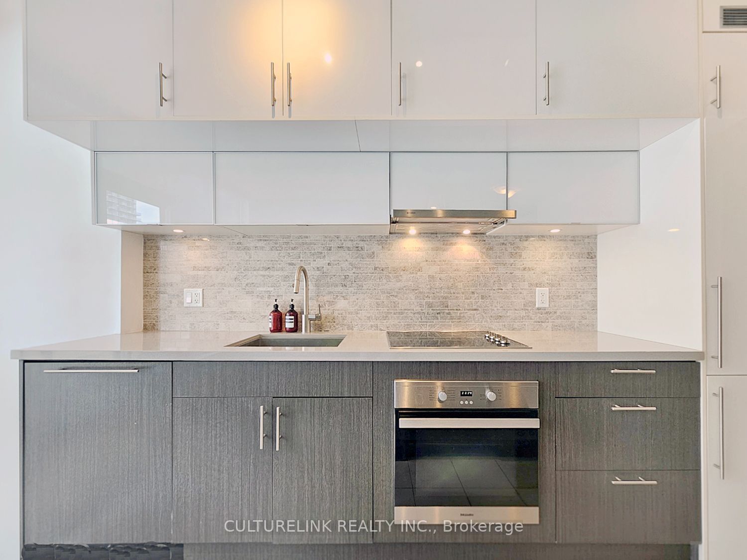 8 Mercer Street 1712, Toronto, ON M5V 0C4 photo 4