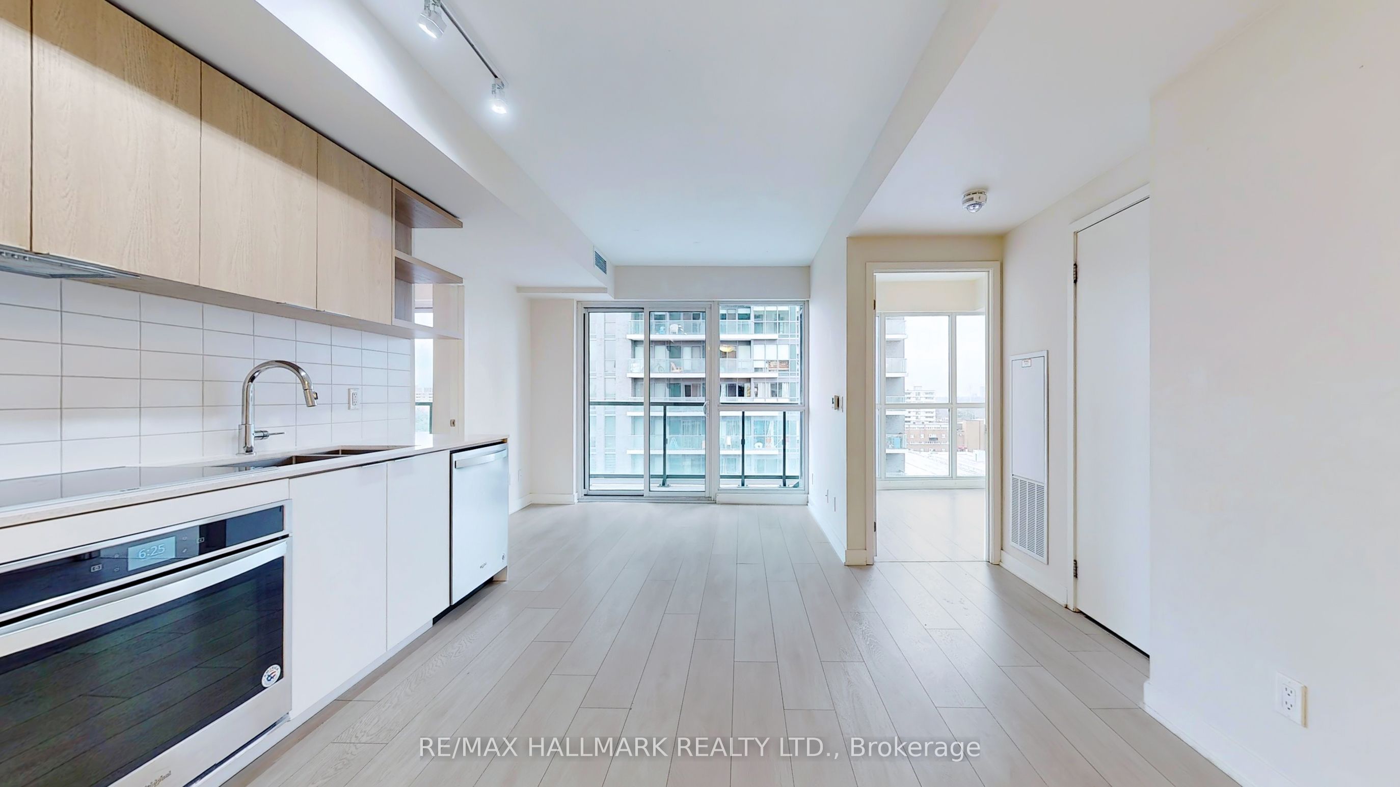 6 Sonic Way 808, Toronto, ON M3C 0P1 photo 4