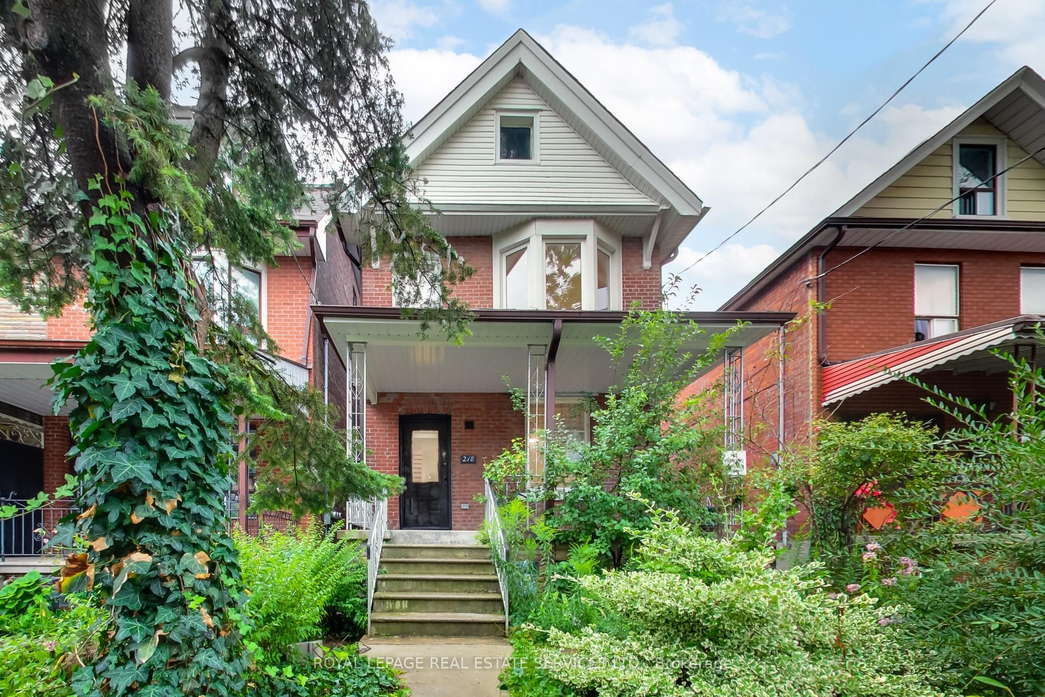 218 Montrose Avenue Upper, Toronto, ON M6G 3G7