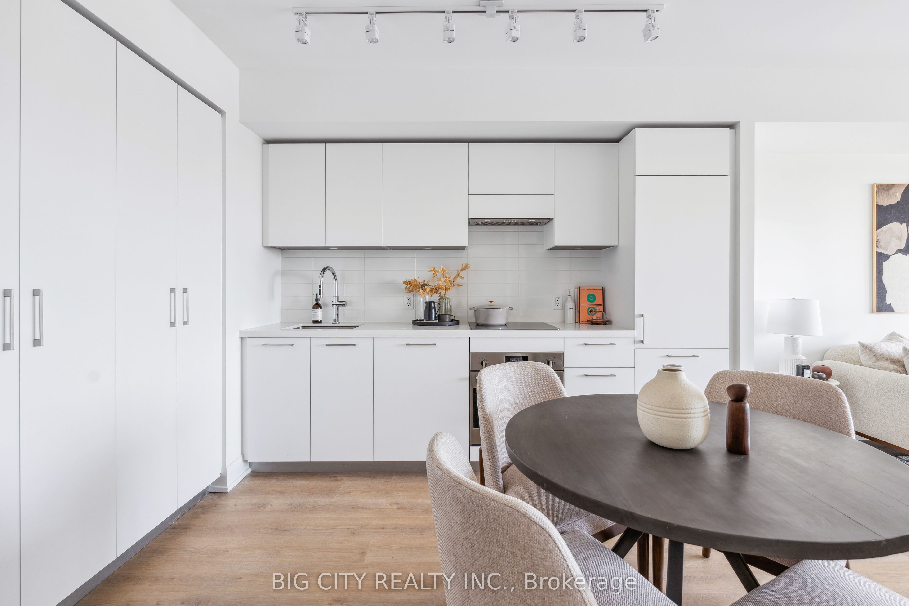 36 Brentcliffe Road 810, Toronto, ON M4G 0E1 photo 3