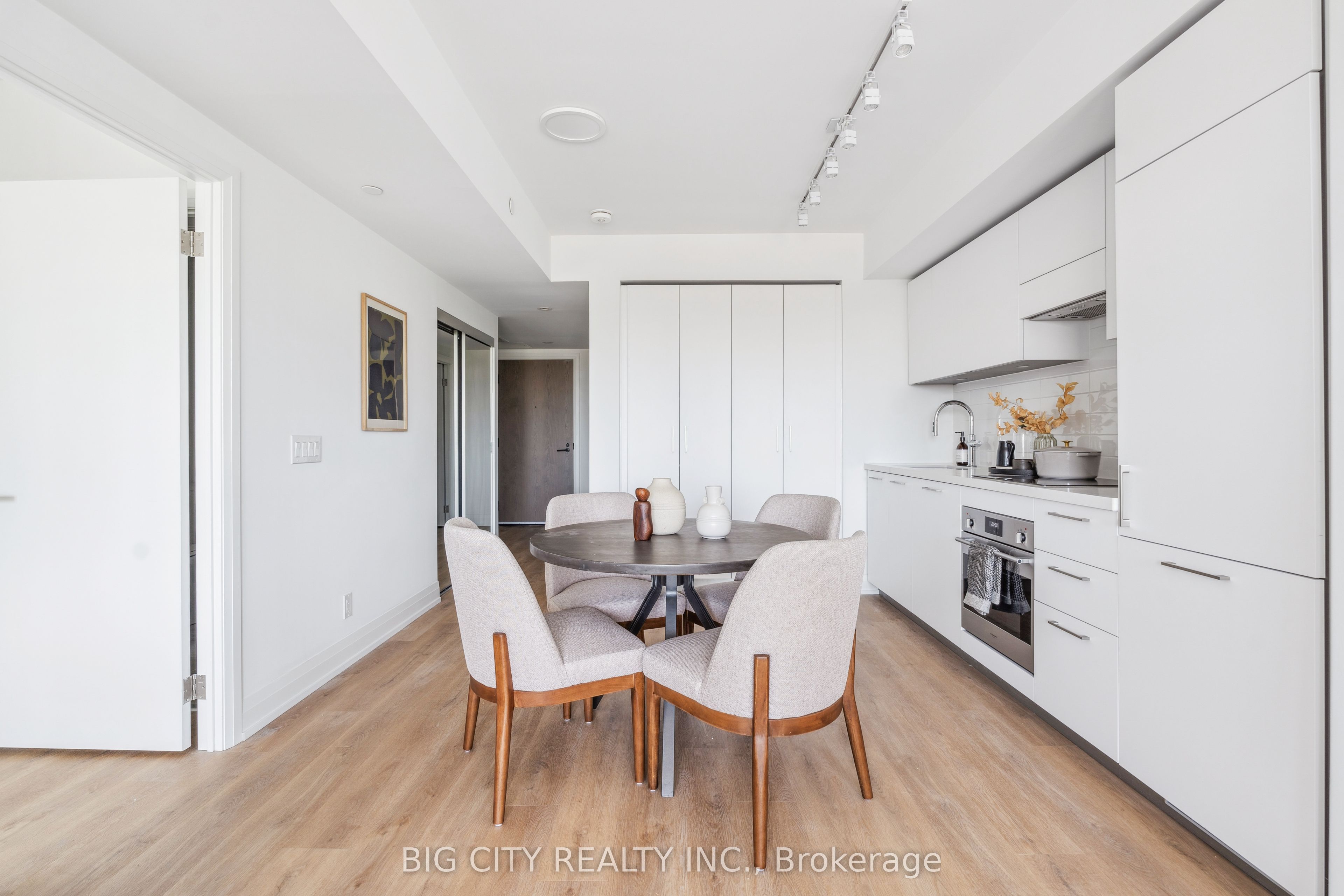36 Brentcliffe Road 810, Toronto, ON M4G 0E1 photo 4