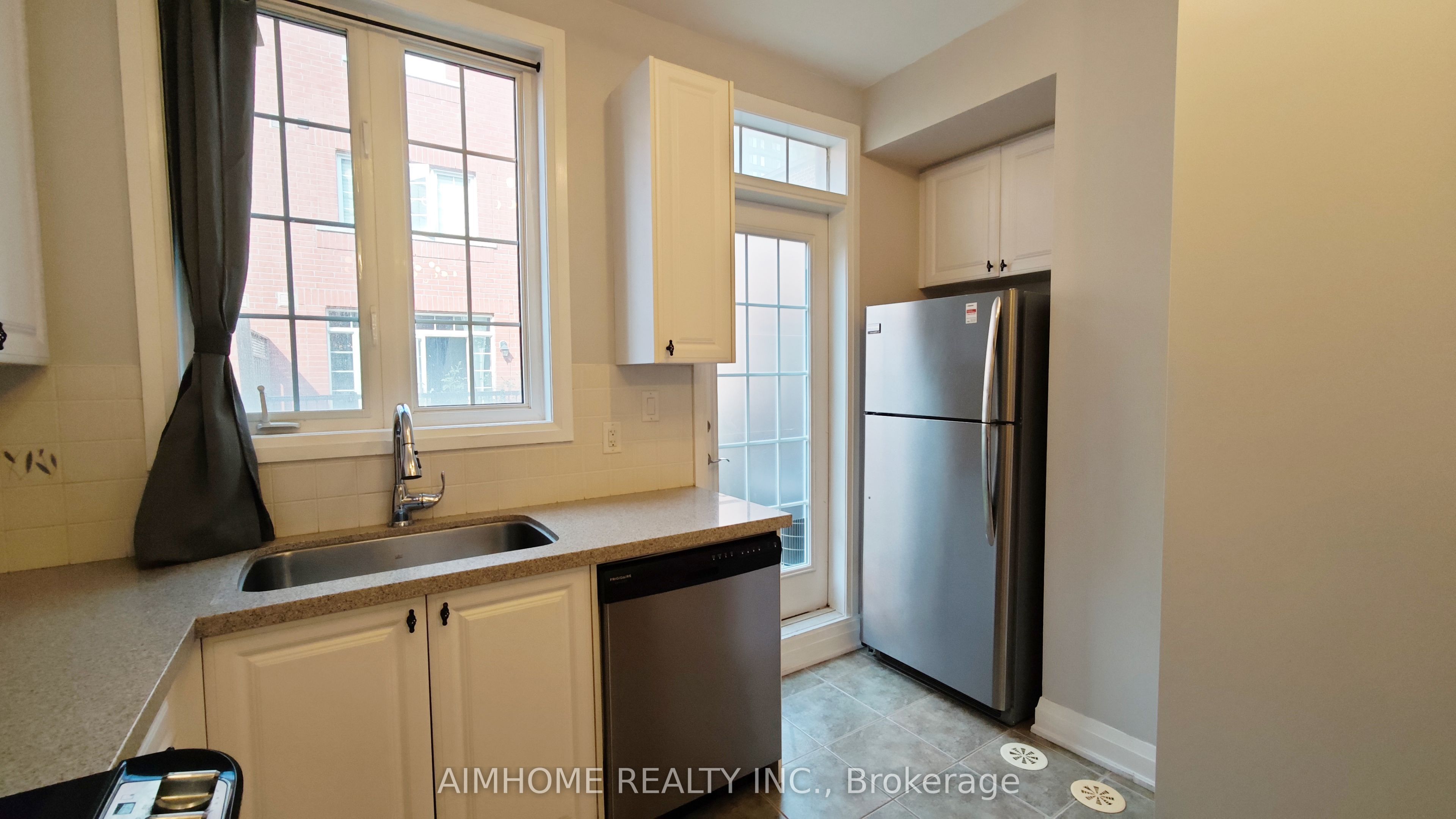 40 Raffeix Lane, Toronto, ON M5A 0G5 photo 4