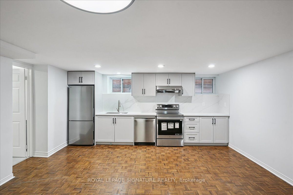 12 Castle View Avenue Lower, Toronto, ON M5R 1Y9 photo 2