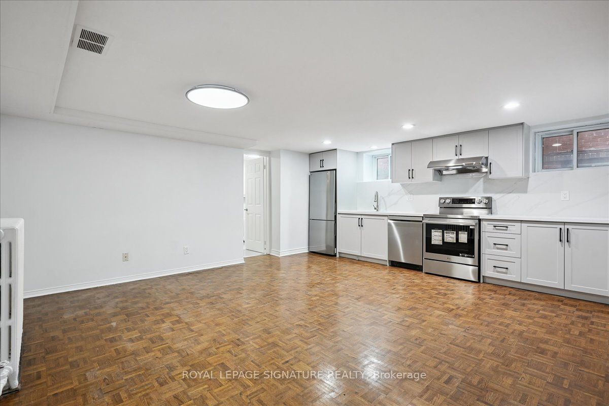 12 Castle View Avenue Lower, Toronto, ON M5R 1Y9 photo 3