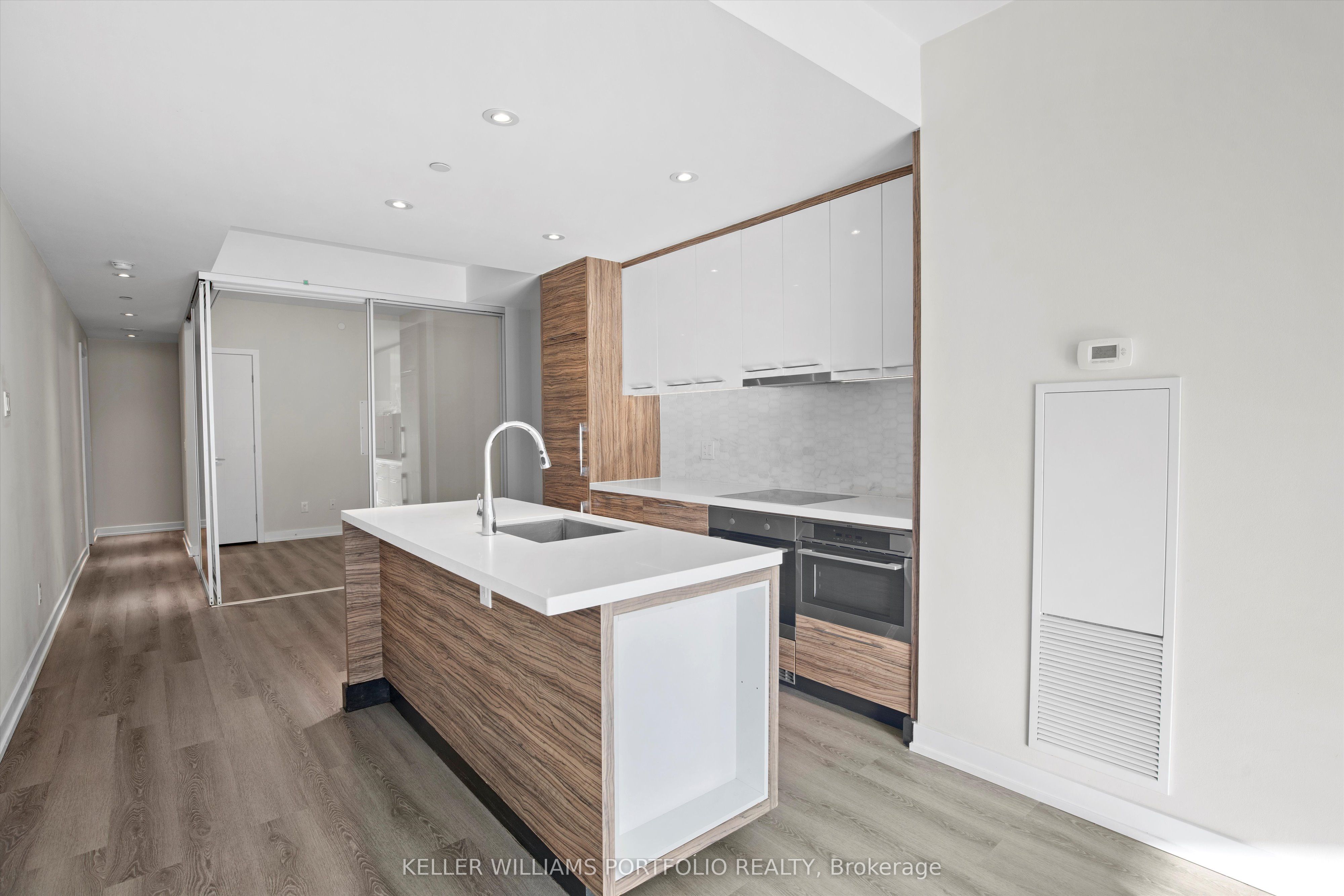488 University Avenue 2408, Toronto, ON M5G 0C1 photo 2