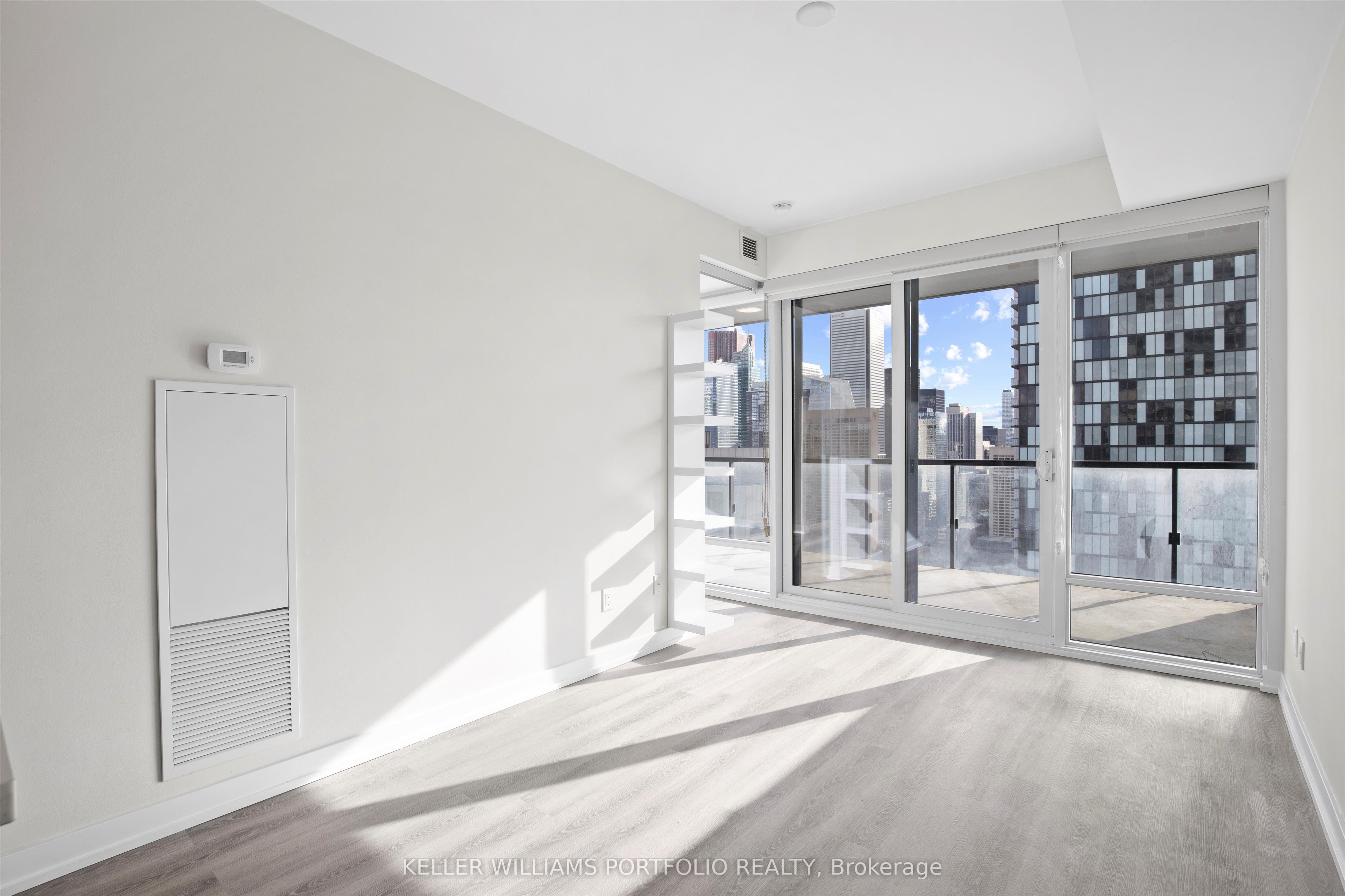 488 University Avenue 2408, Toronto, ON M5G 0C1 photo 4