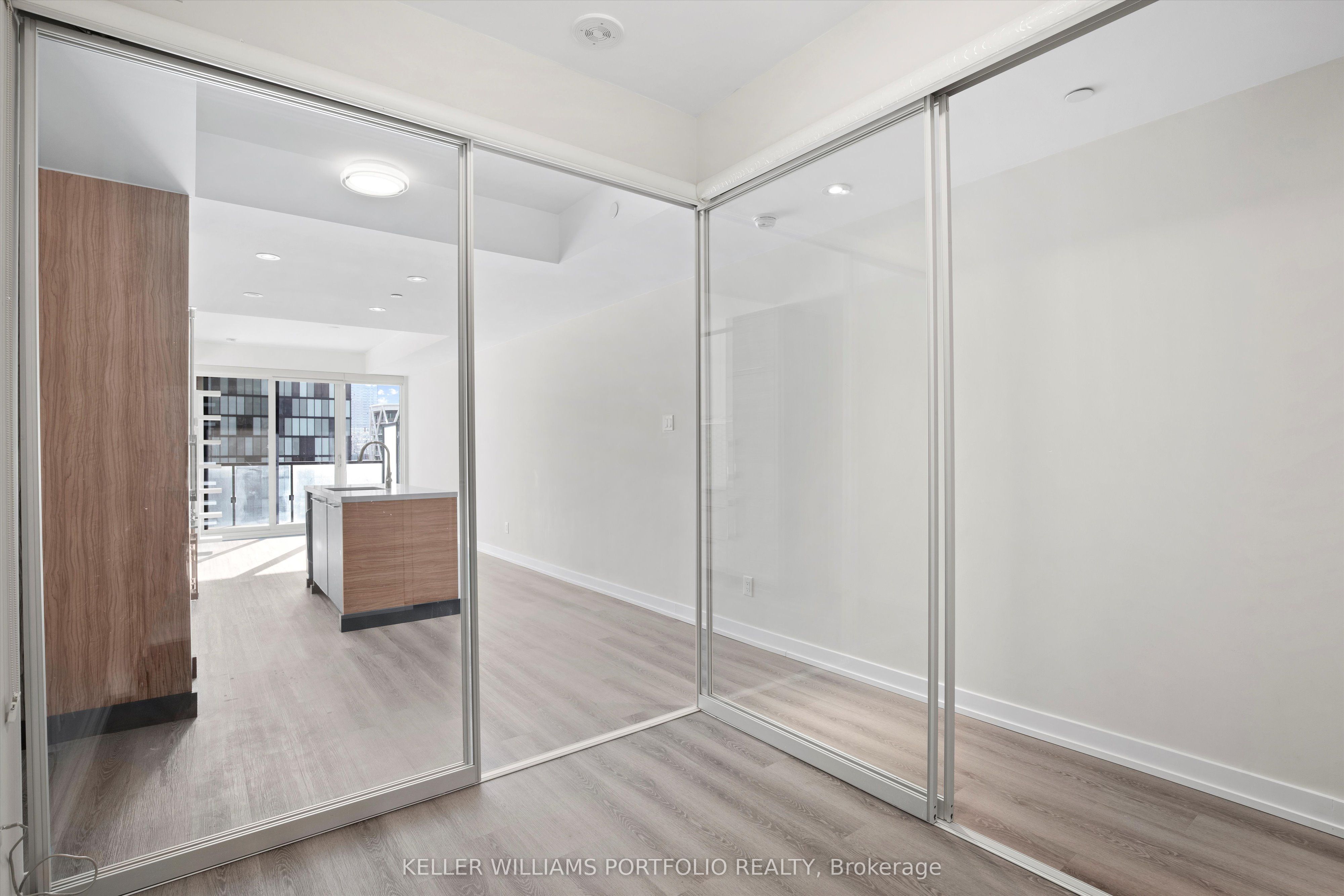 488 University Avenue 2408, Toronto, ON M5G 0C1 photo 5