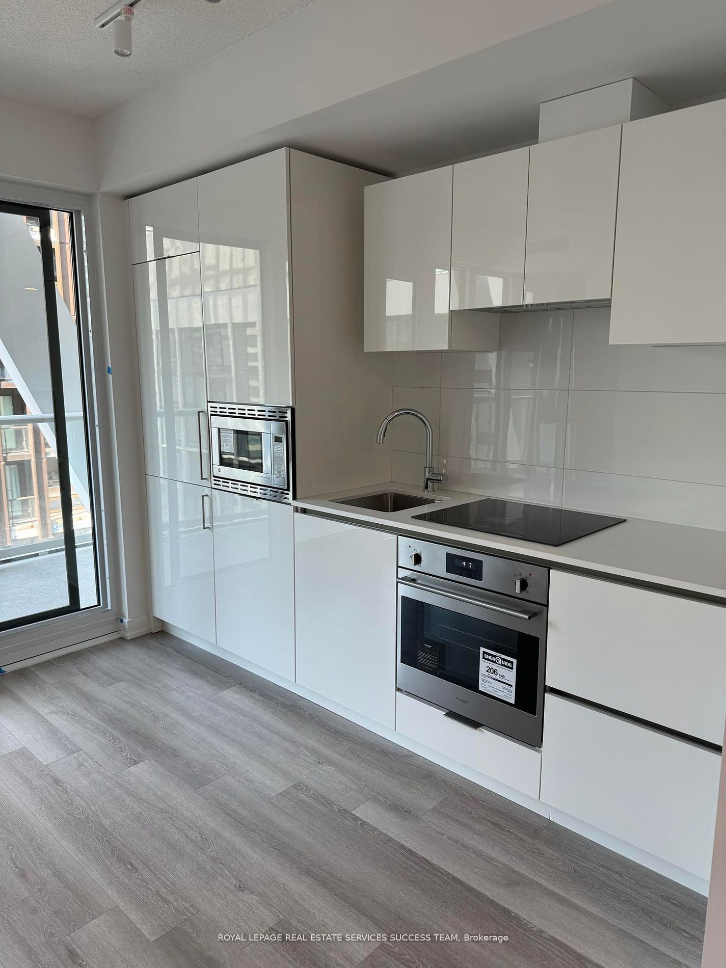 230 Simcoe Street 1820, Toronto, ON M5T 0G7 photo 2