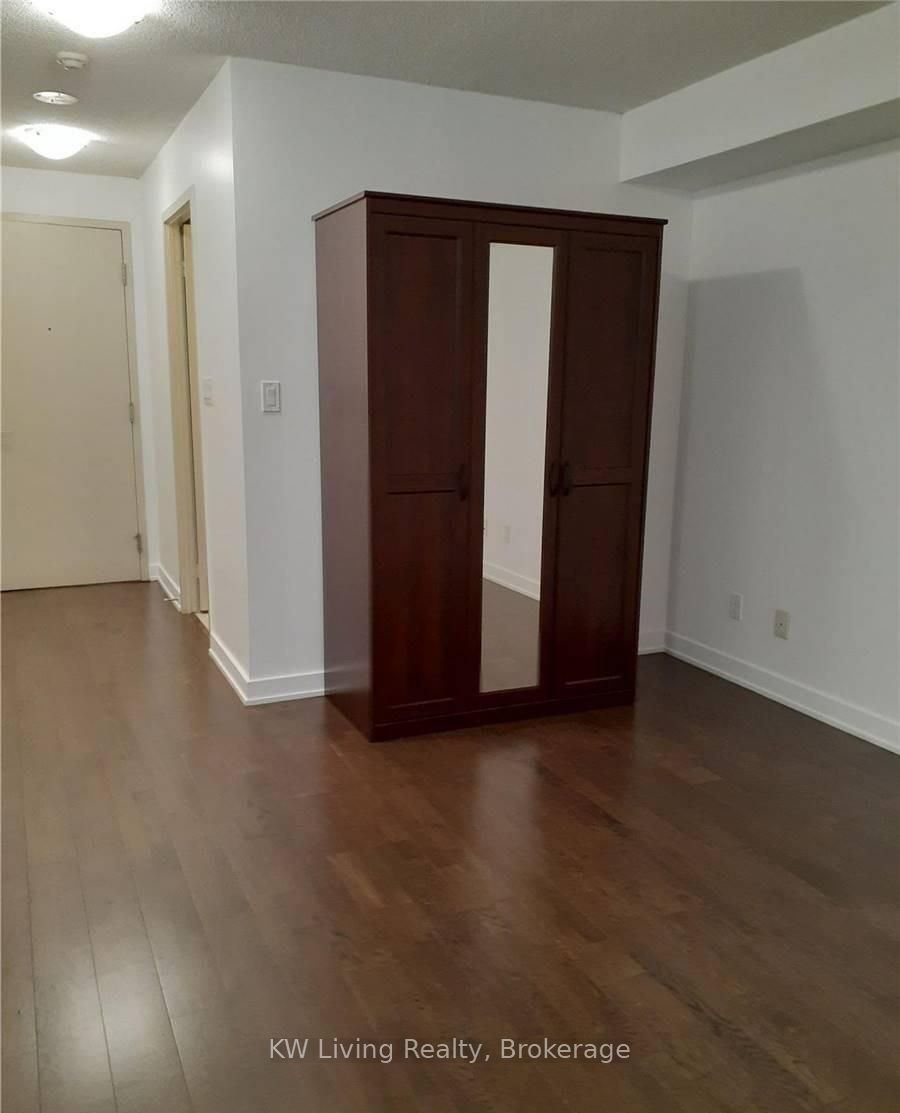 126 Simcoe Street 606, Toronto, ON M5H 4E6 photo 2