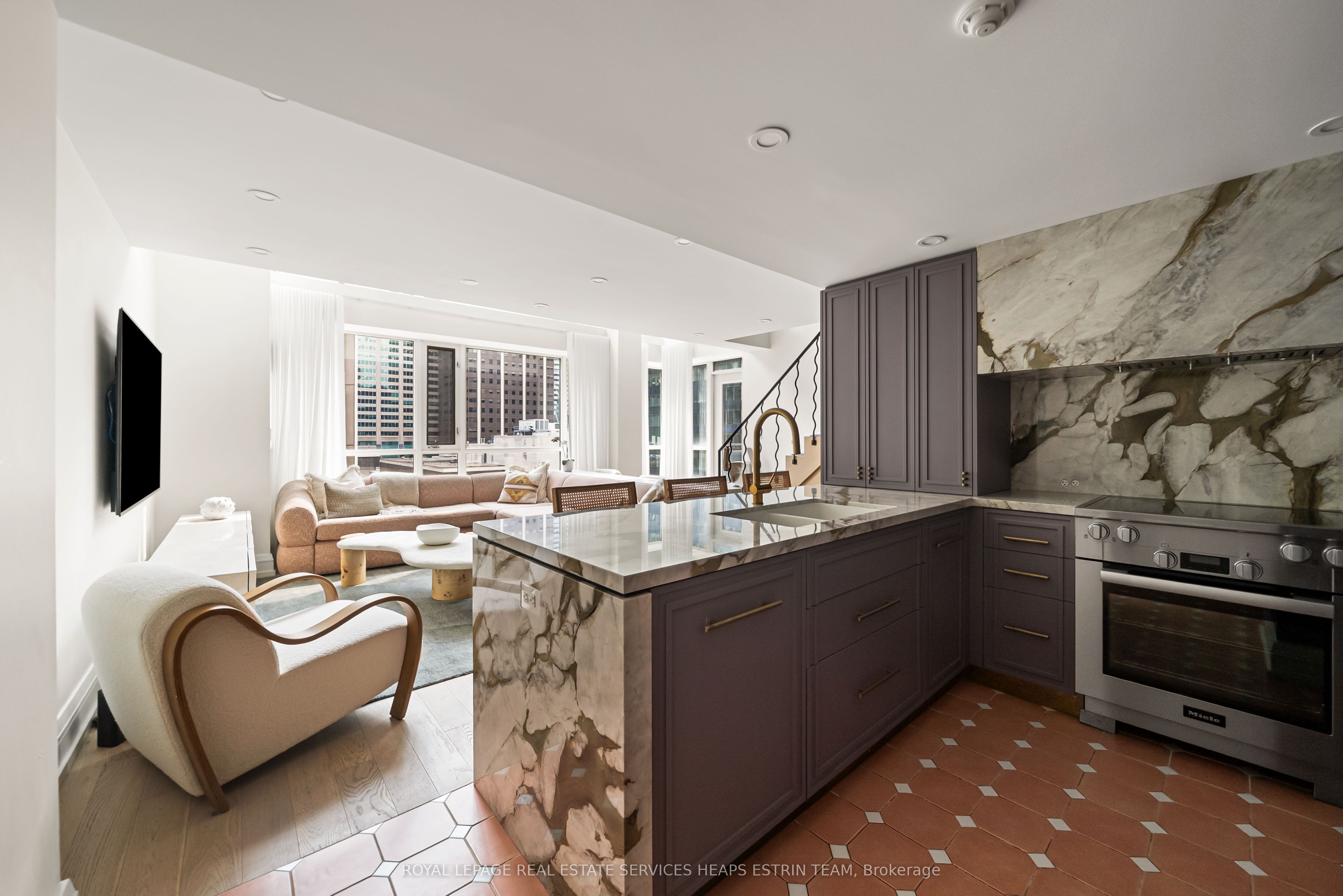 80 Cumberland Street 710, Toronto, ON M5R 3V1 photo 2