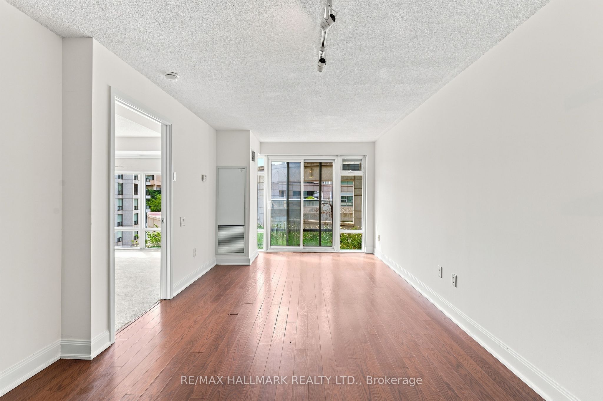 2191 Yonge Street 403, Toronto, ON M4S 3H8 photo 3