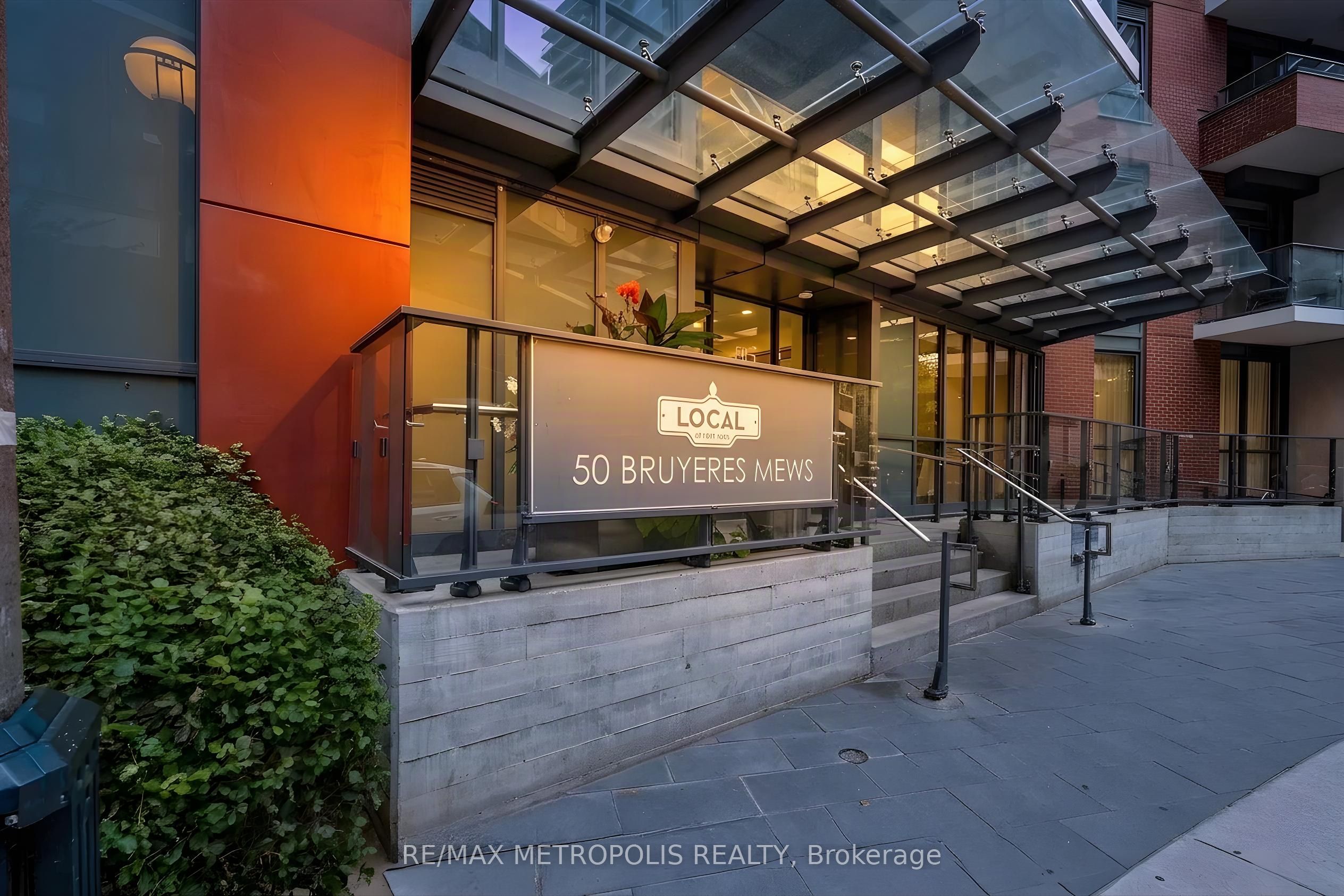 50 Bruyeres Mews 710, Toronto, ON M5V 0H8