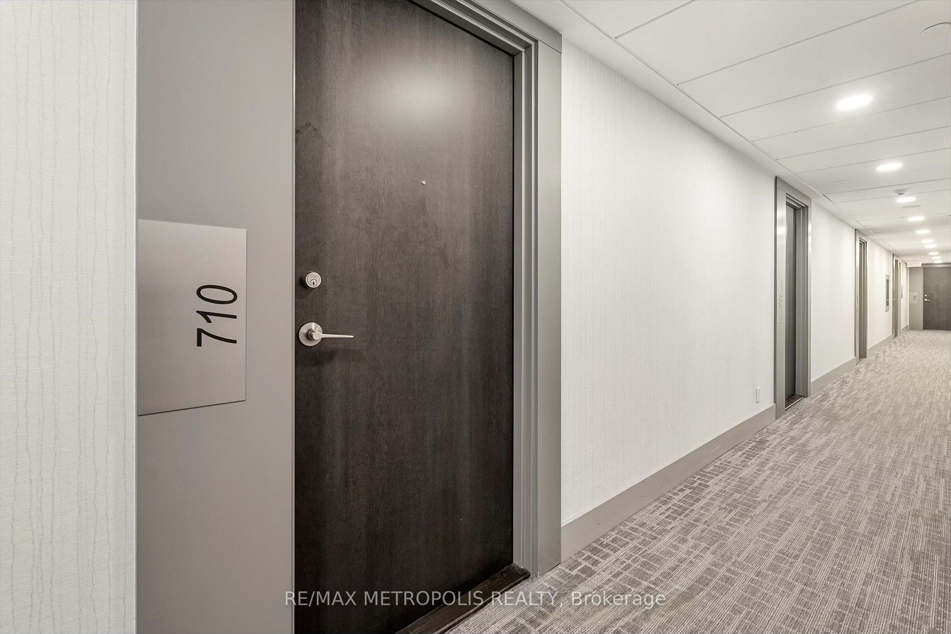 50 Bruyeres Mews 710, Toronto, ON M5V 0H8 photo 3