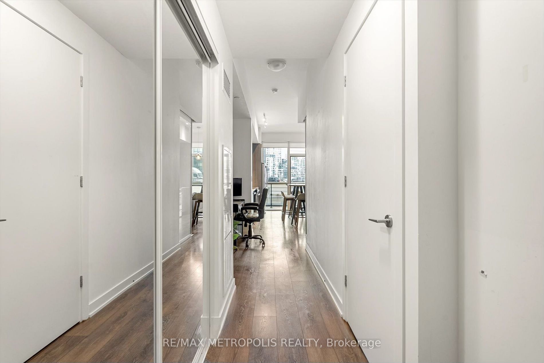 50 Bruyeres Mews 710, Toronto, ON M5V 0H8 photo 4