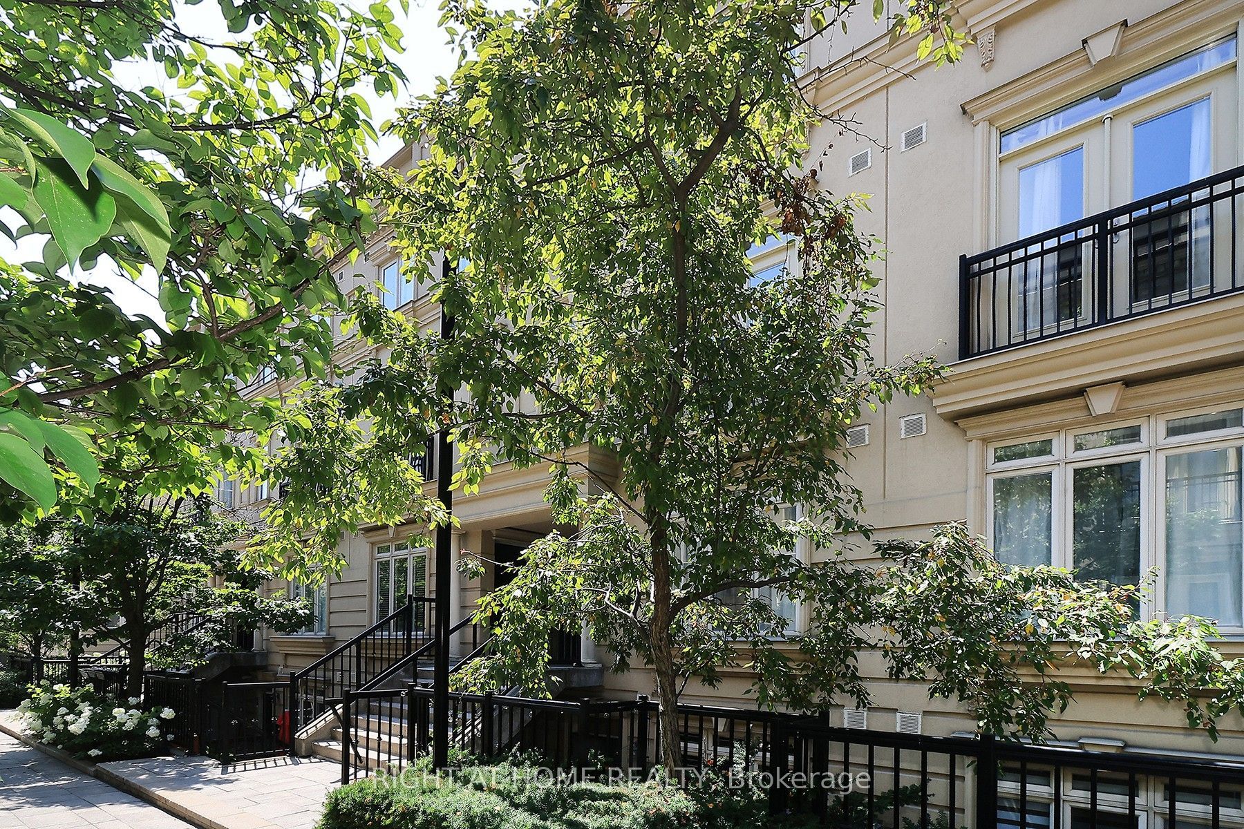 88 Carr Street 19, Toronto, ON M5T 1B7 photo 3