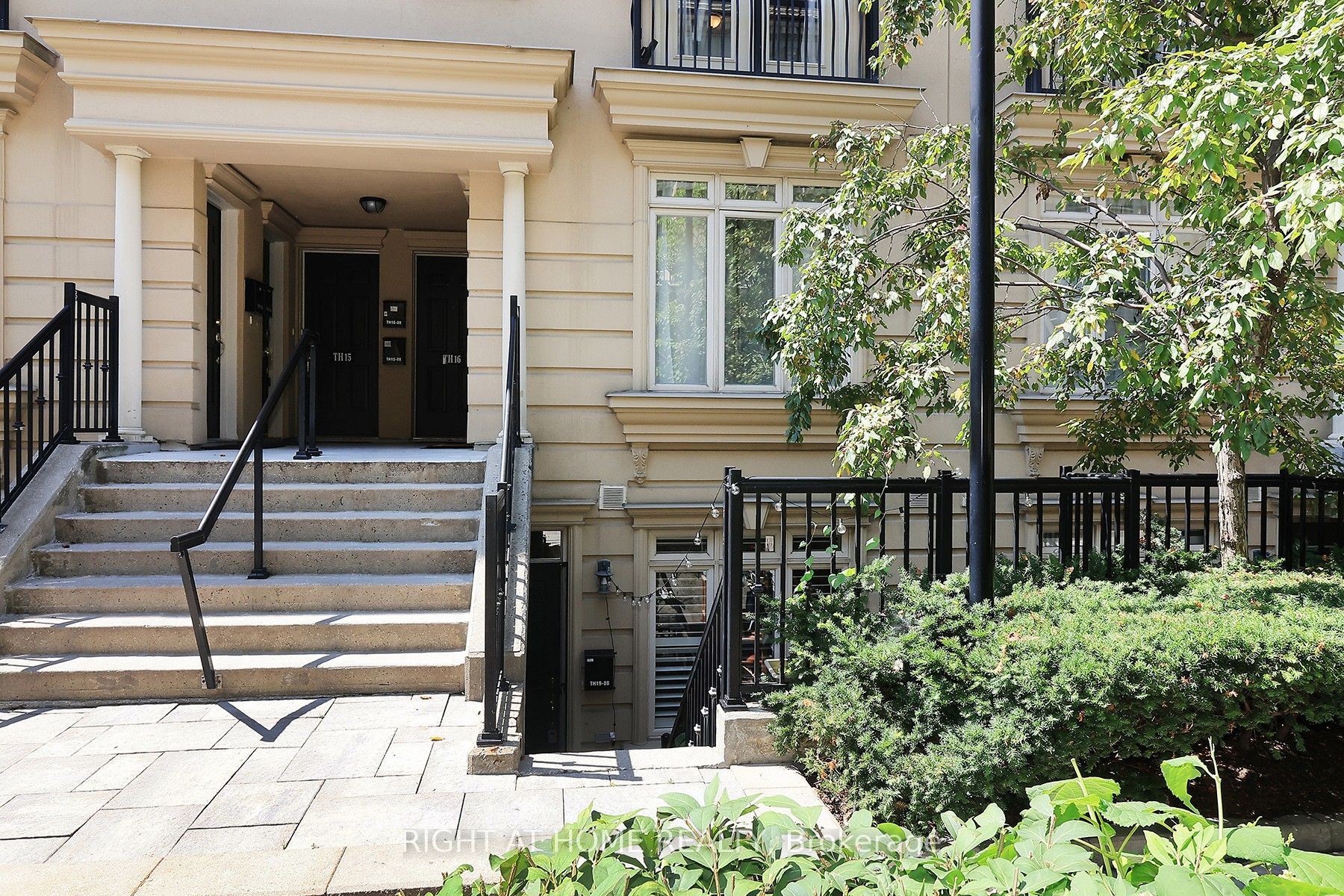 88 Carr Street 19, Toronto, ON M5T 1B7 photo 4