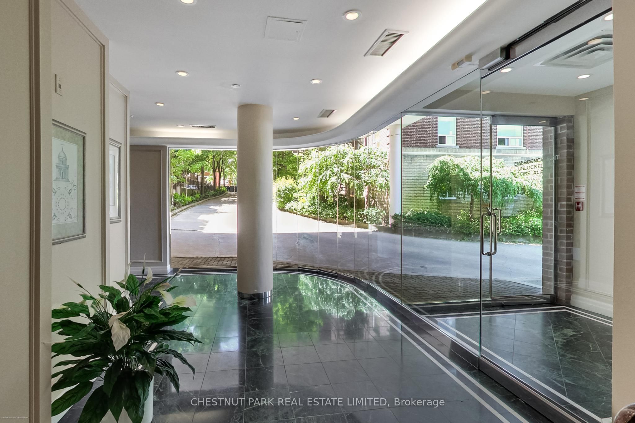 97 Lawton Boulevard 201, Toronto, ON M4V 1Z6 photo 4