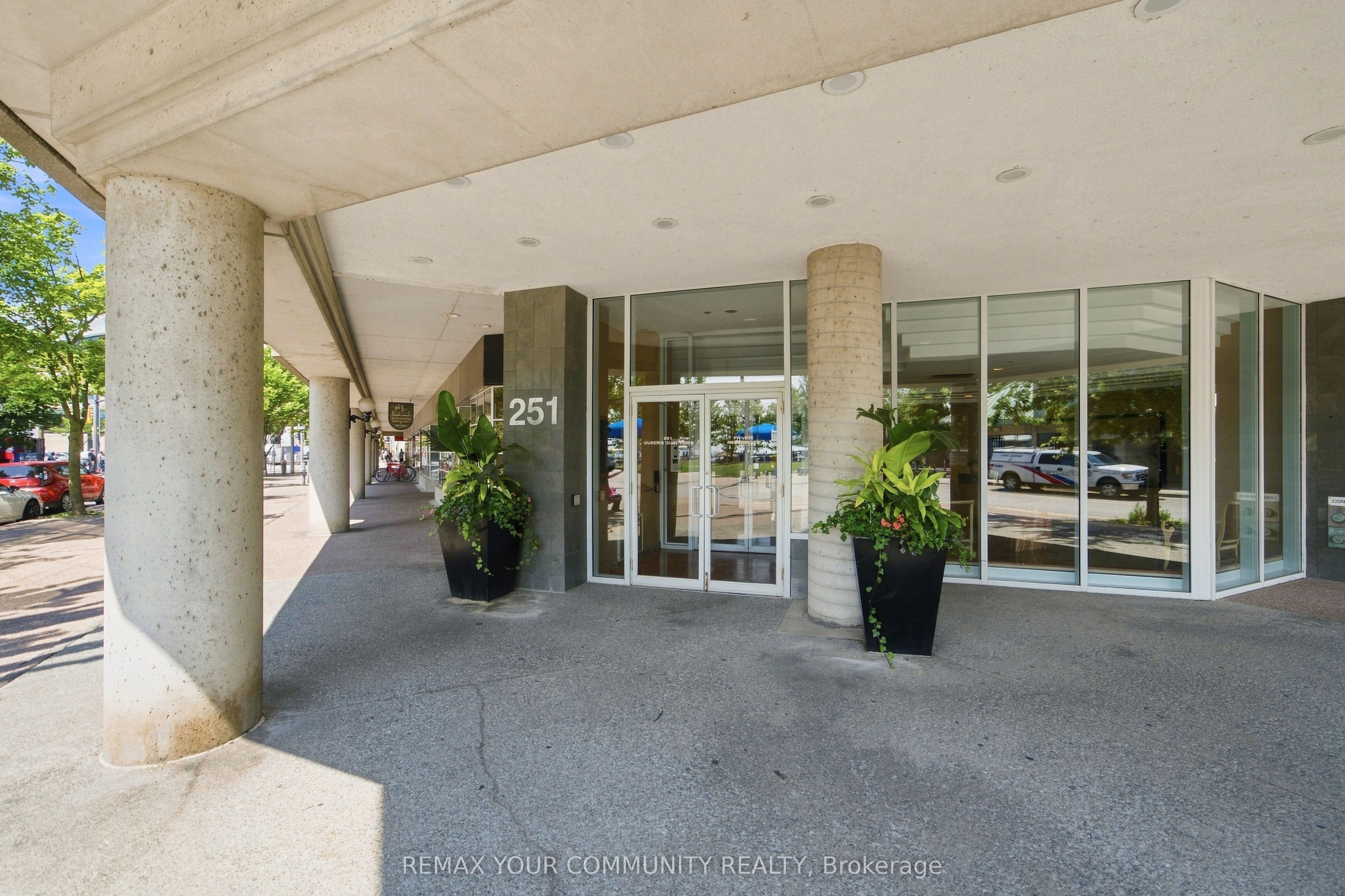 251 Queens Quay 705, Toronto, ON M5J 2N6 photo 3