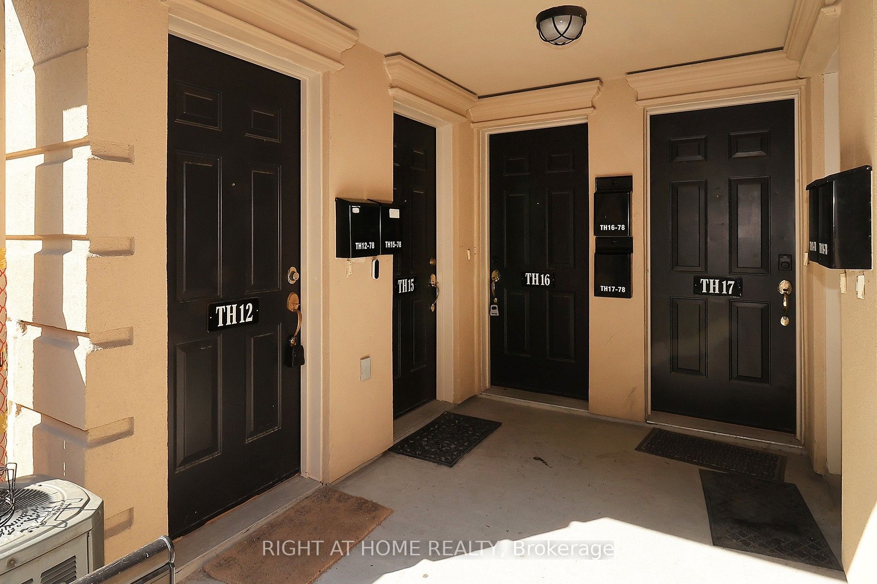 78 Carr Street TH12, Toronto, ON M5T 1B7 photo 4