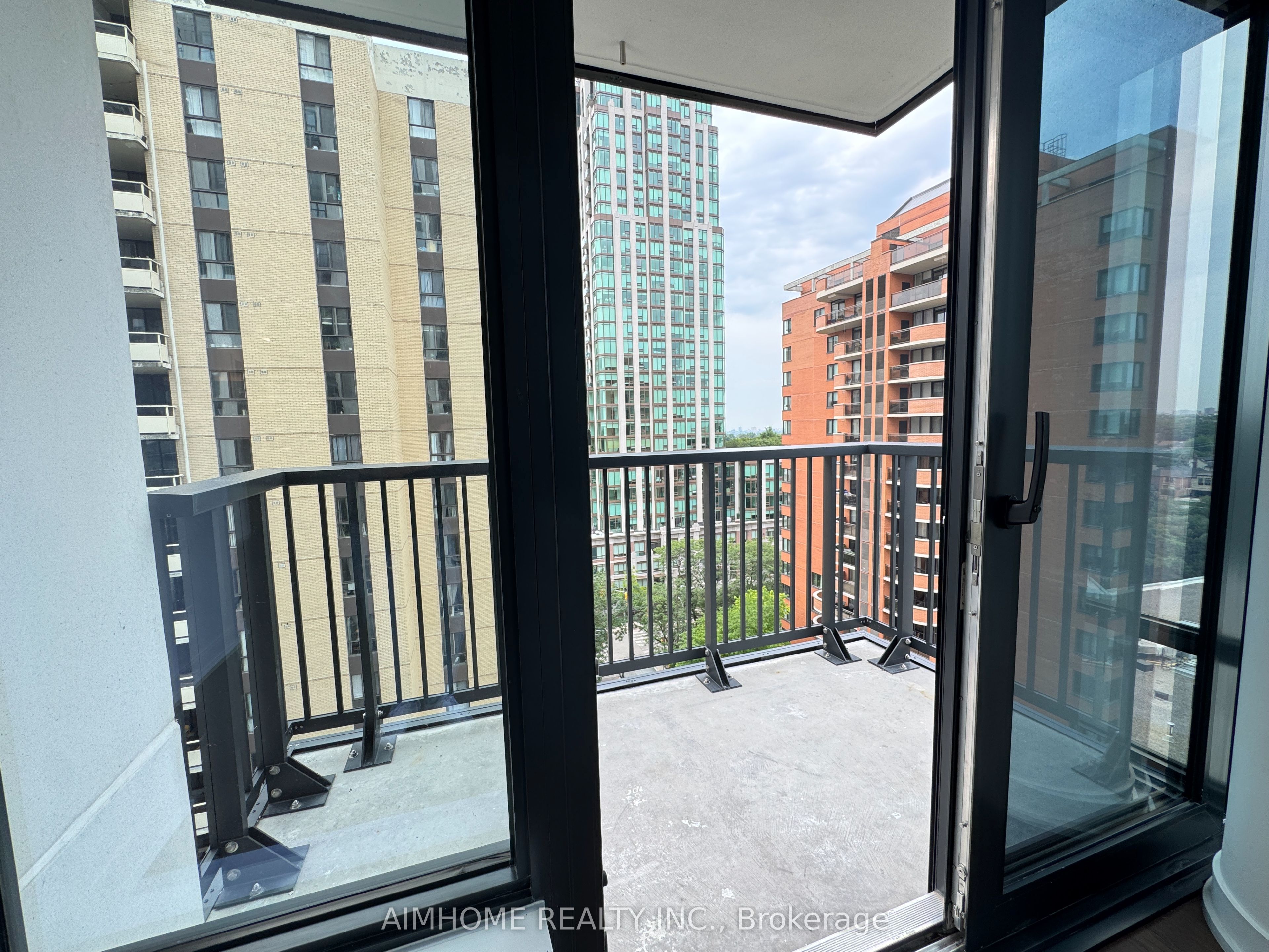 91 Montclair Ave Avenue 1606, Toronto, ON M5P 0B1 photo 5