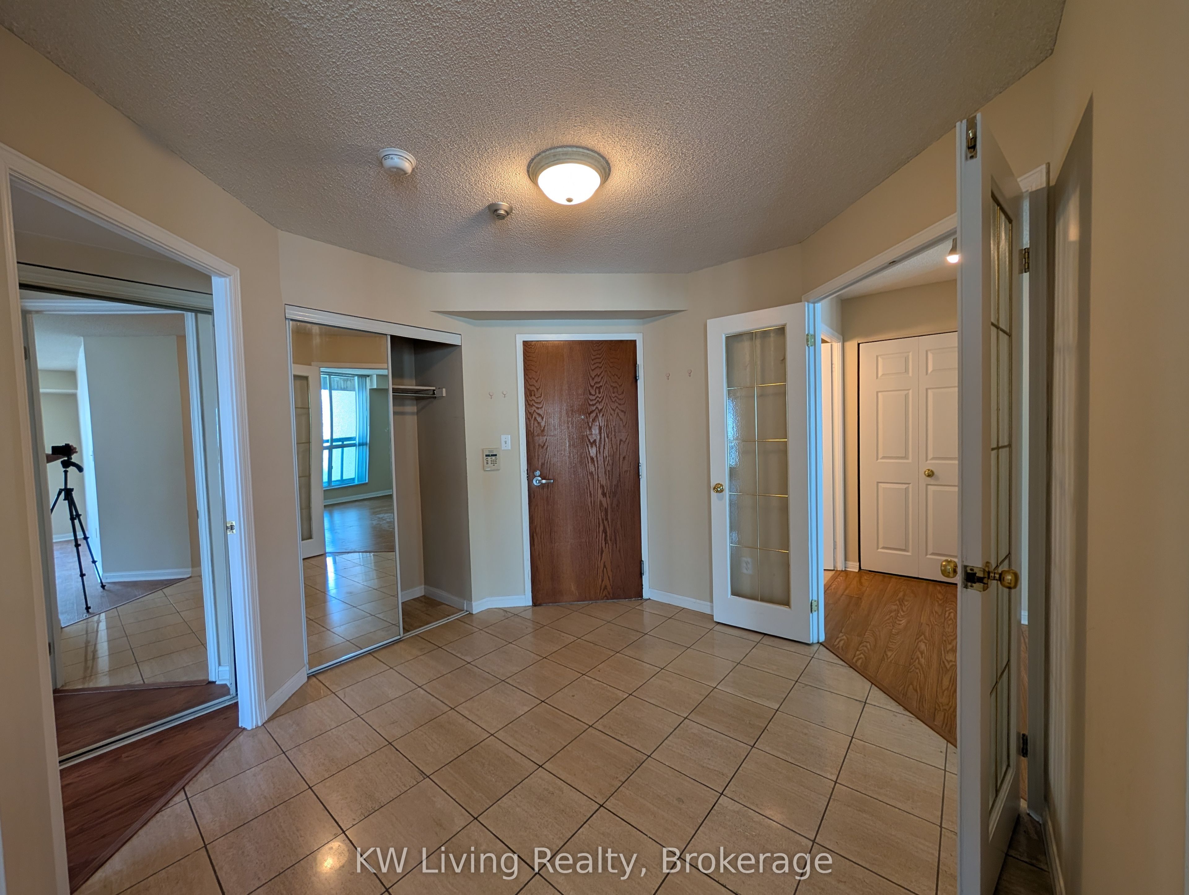 23 Lorraine Drive 1102, Toronto, ON M2N 6Z6 photo 2