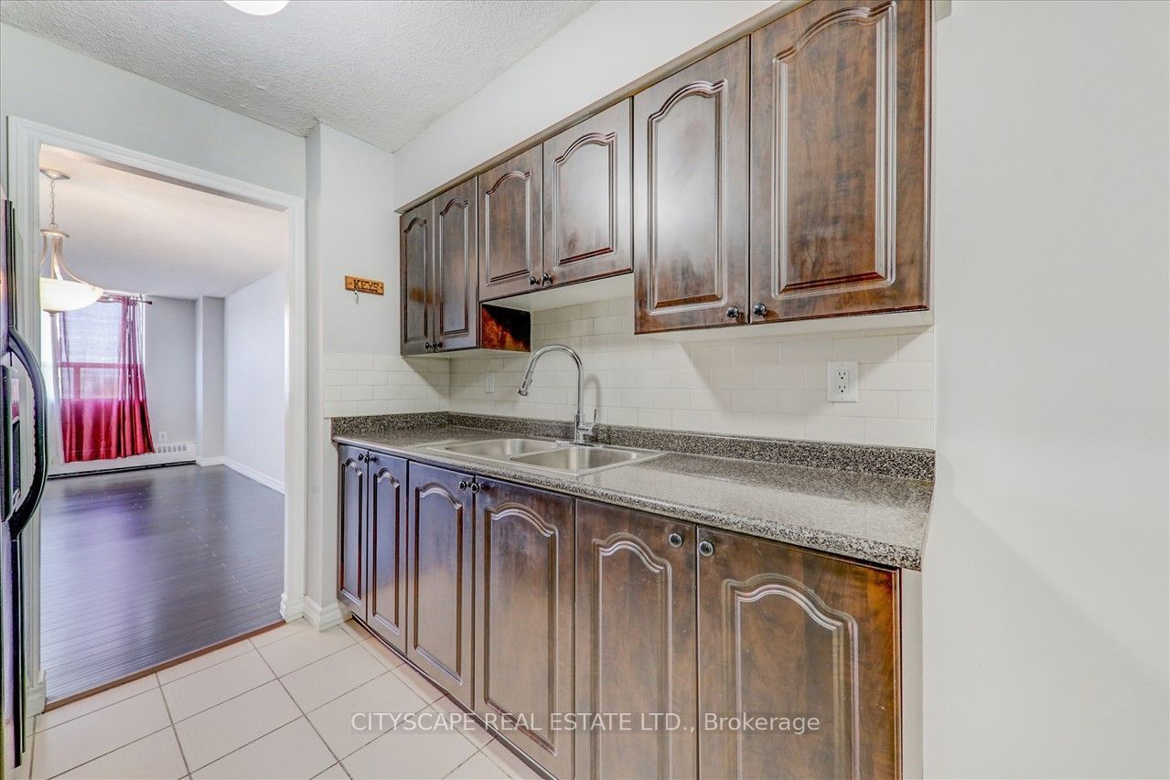 25 Sunrise Avenue #914, Toronto, ON M4A 2S2 photo 4