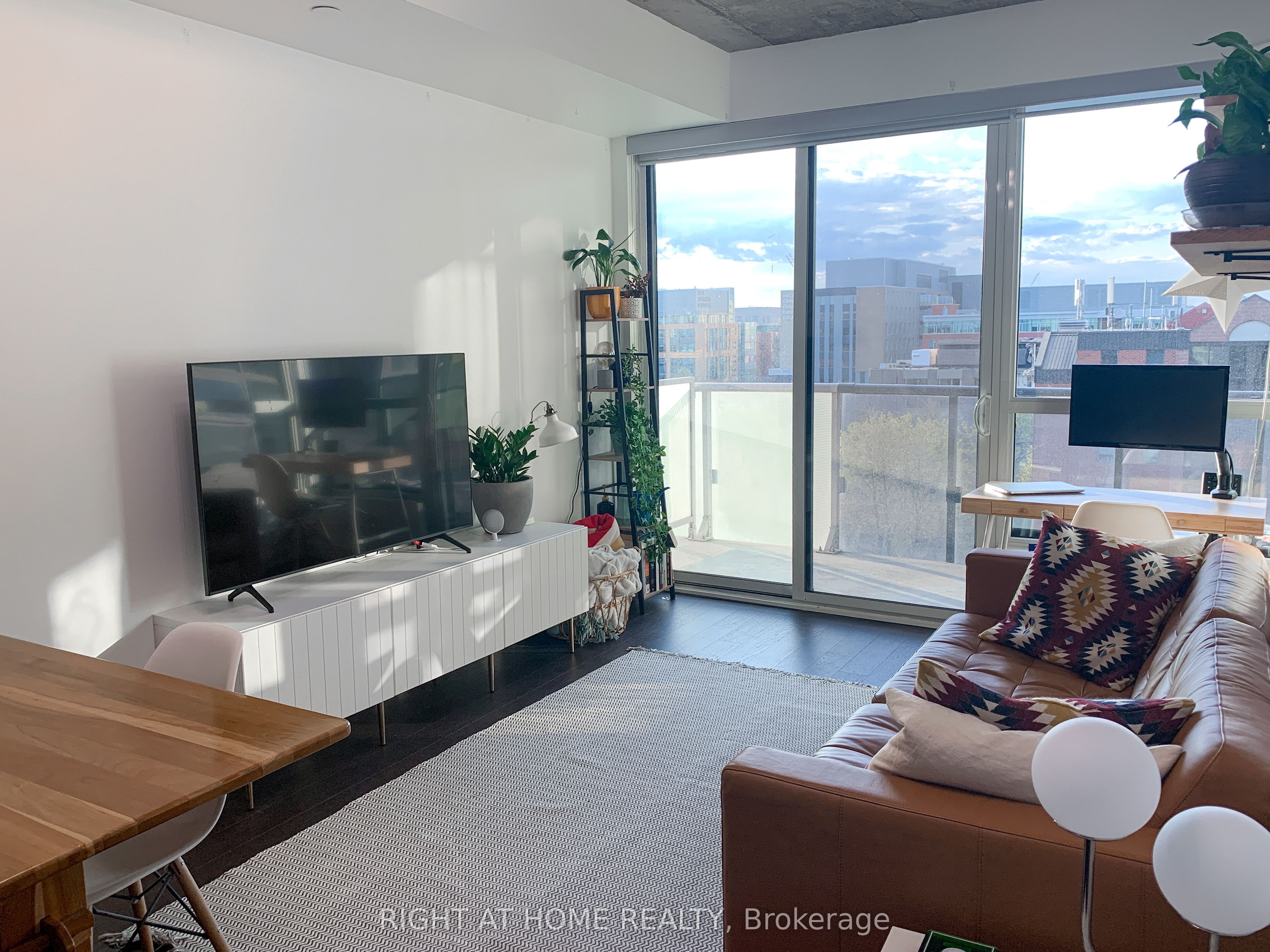 1030 King Street W 834, Toronto, ON M6K 3N3 photo 2
