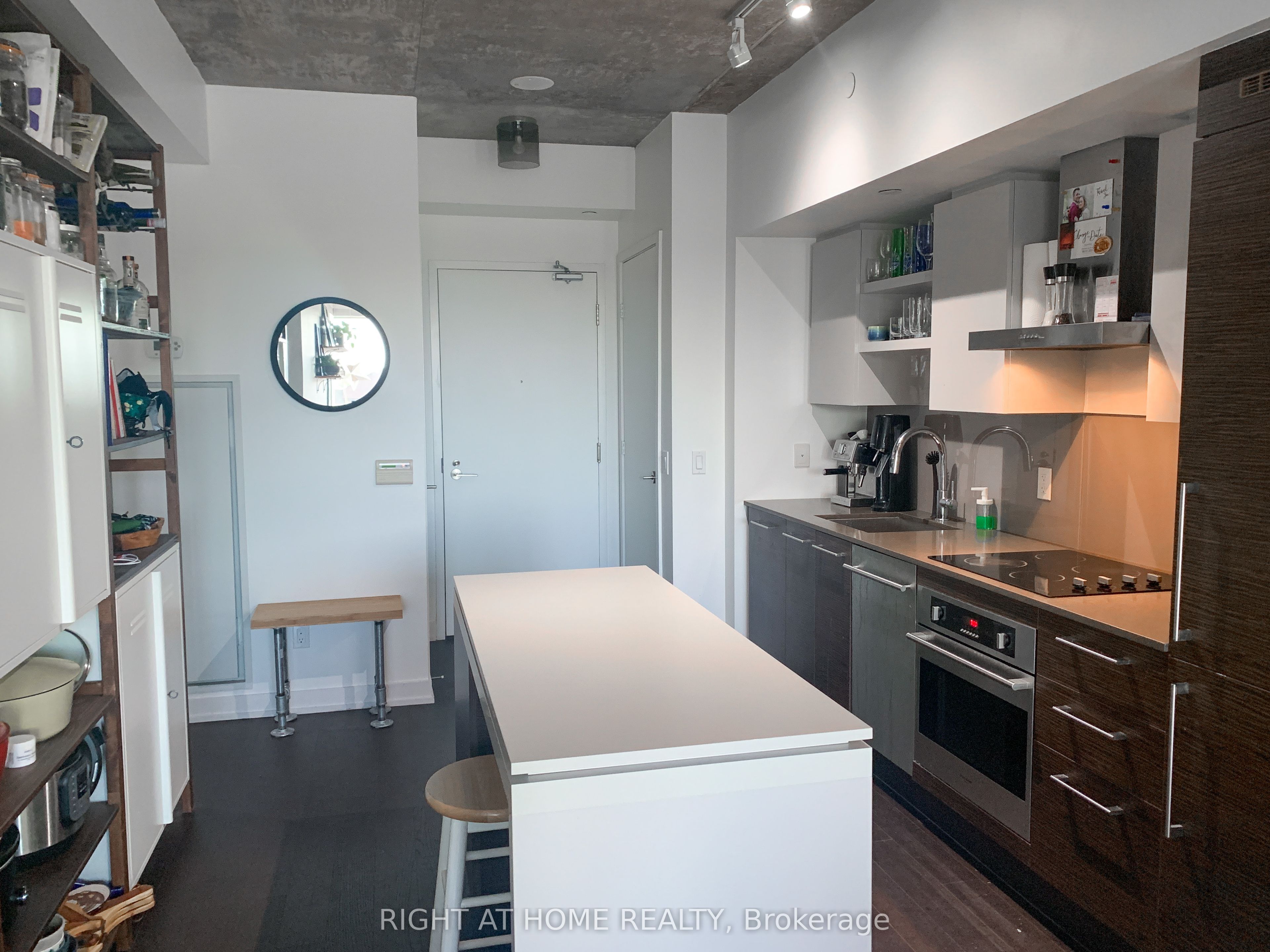 1030 King Street W 834, Toronto, ON M6K 3N3 photo 4