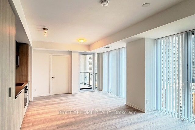 400 King Street W 2106, Toronto, ON M5V 0X8