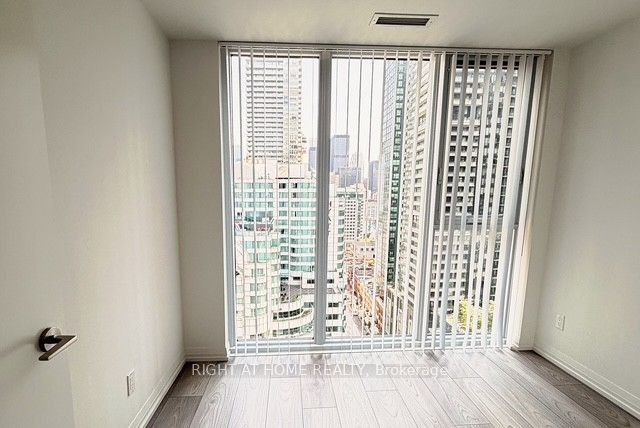 400 King Street W 2106, Toronto, ON M5V 0X8 photo 2