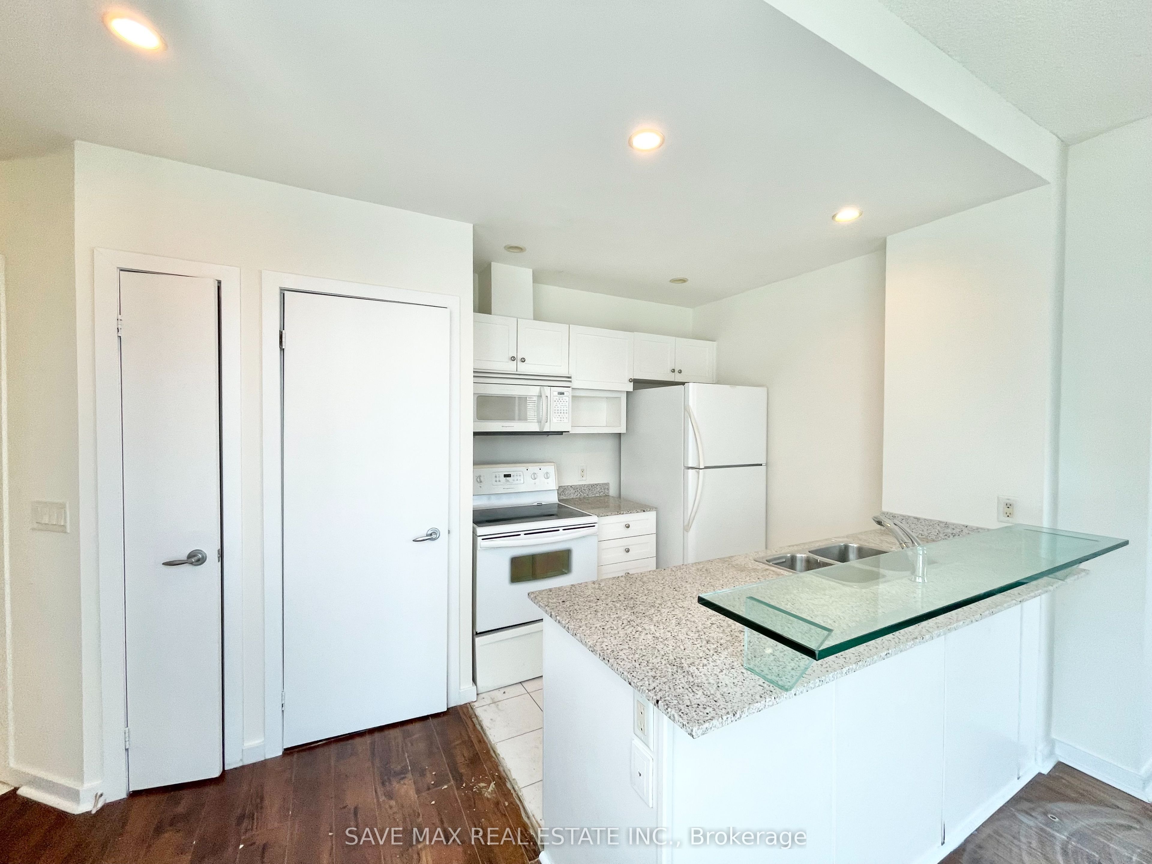 208 Queens Quay W 2612, Toronto, ON M5J 2Y5 photo 3