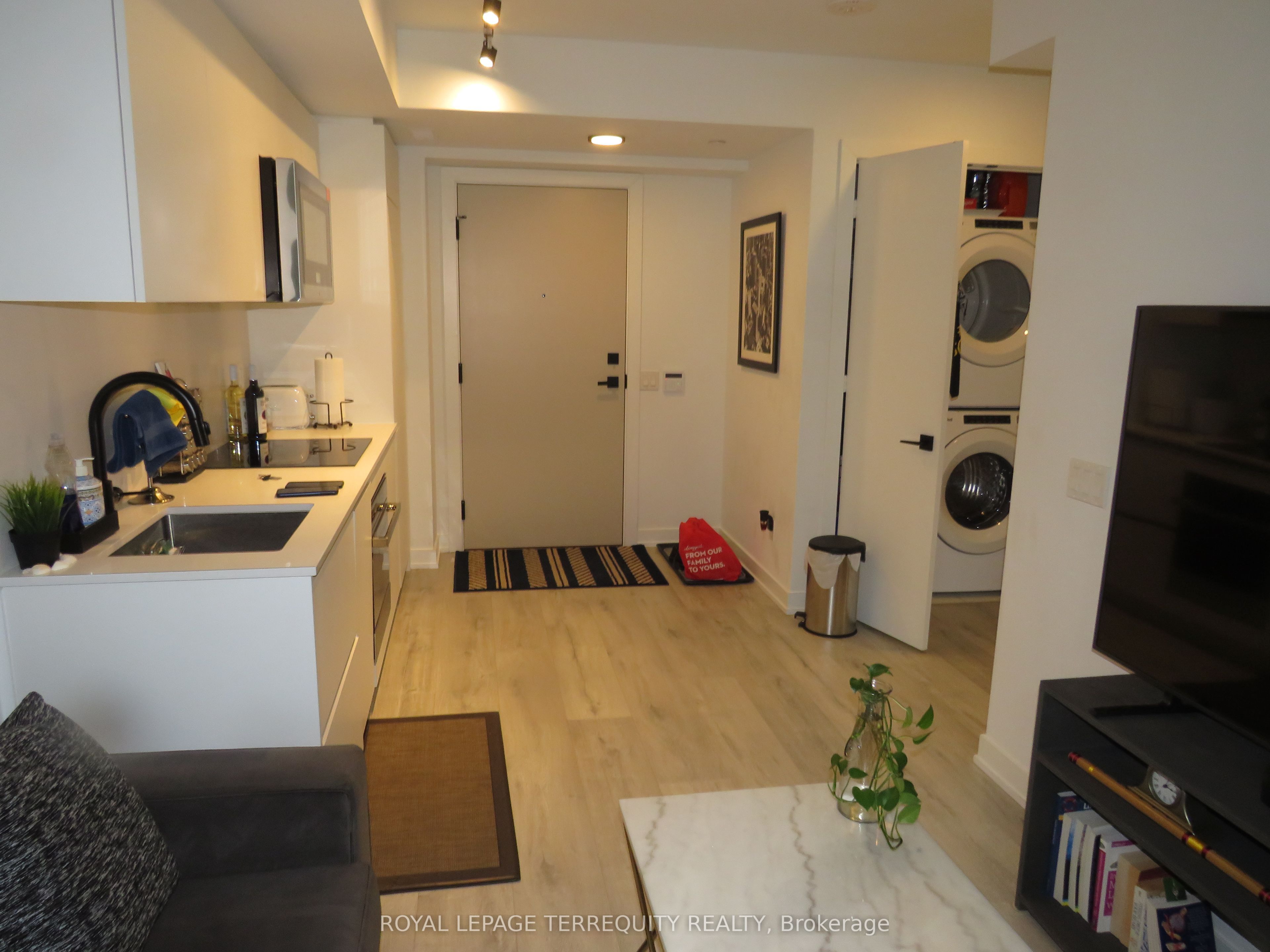 327 King Street W 805, Toronto, ON M5V 0W7