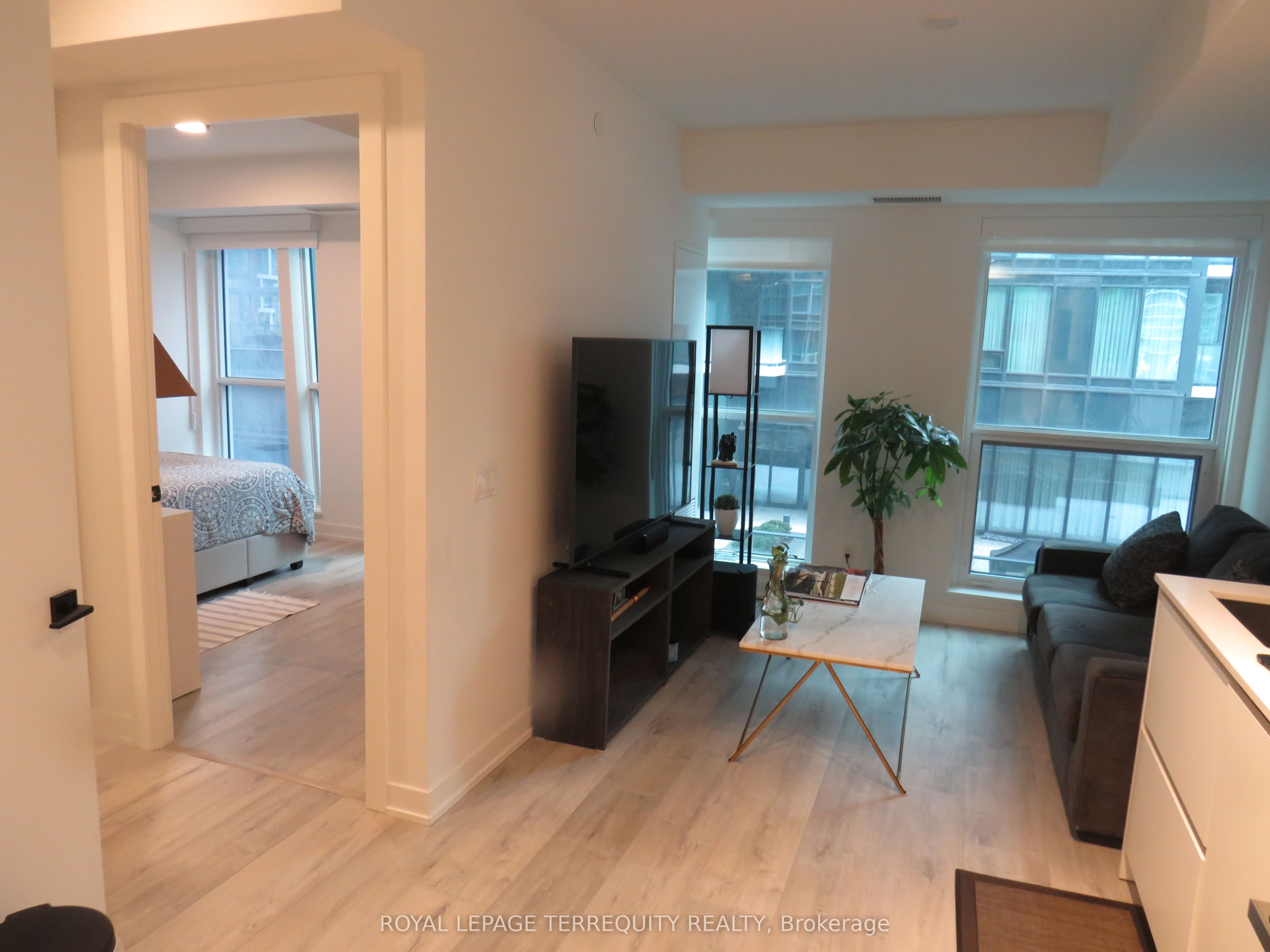 327 King Street W 805, Toronto, ON M5V 0W7 photo 2