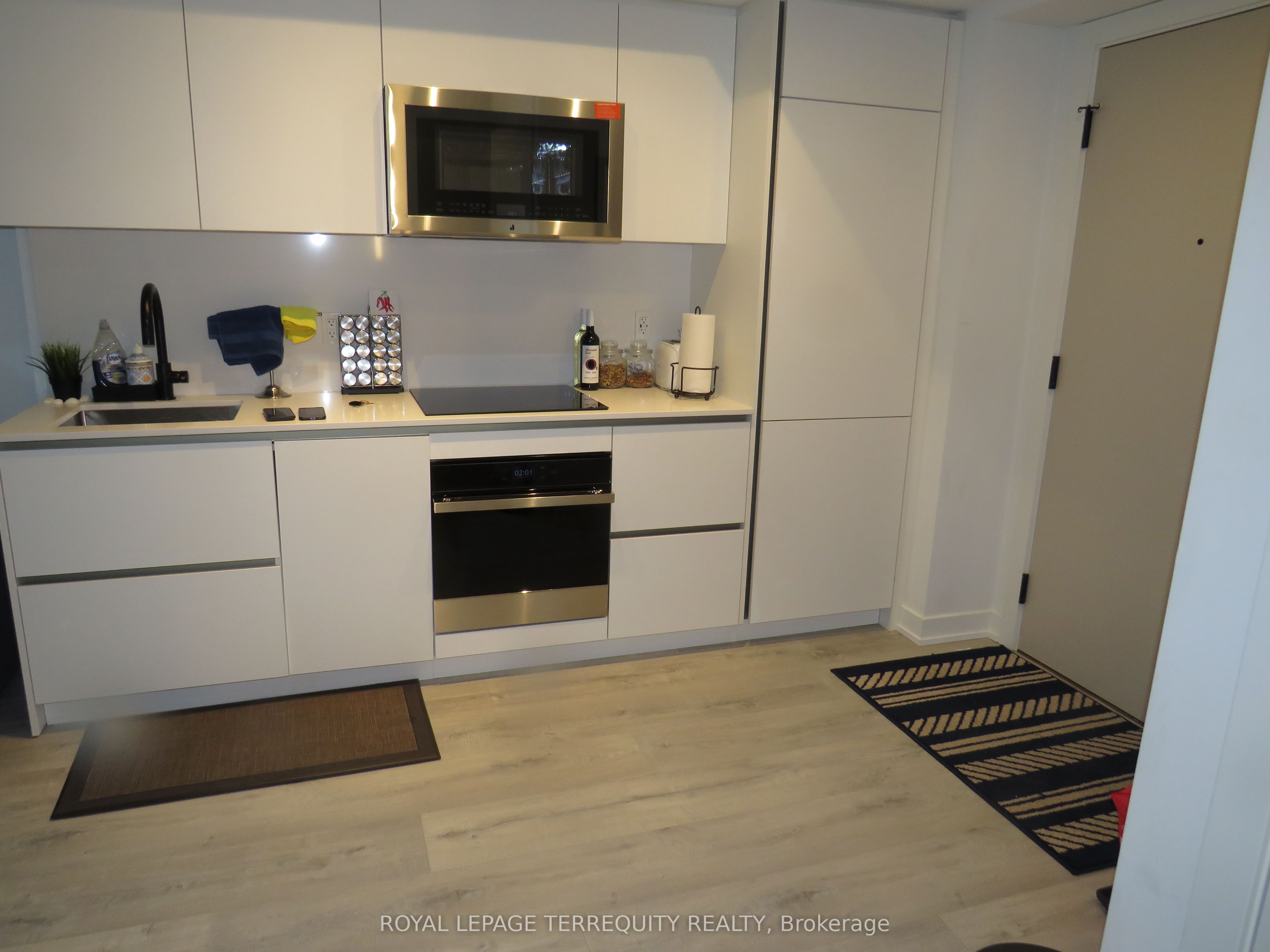 327 King Street W 805, Toronto, ON M5V 0W7 photo 3