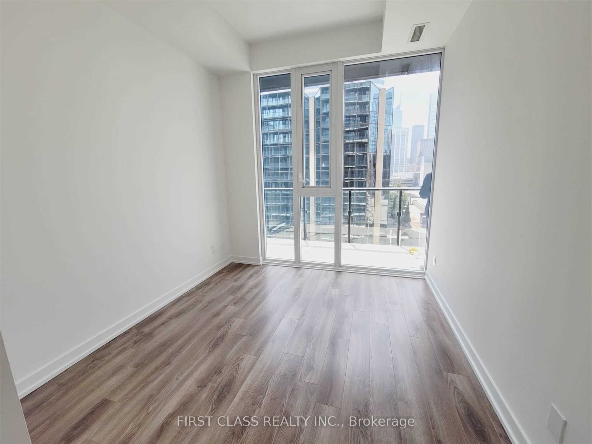 20 Edward Street 1209, Toronto, ON M5G 1C9 photo 4