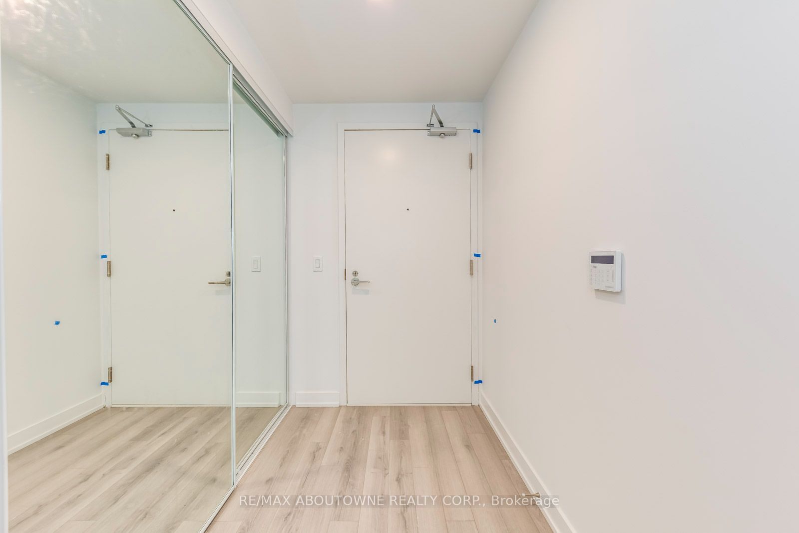 230 Simcoe Street 1327, Toronto, ON M5T 0G7 photo 2