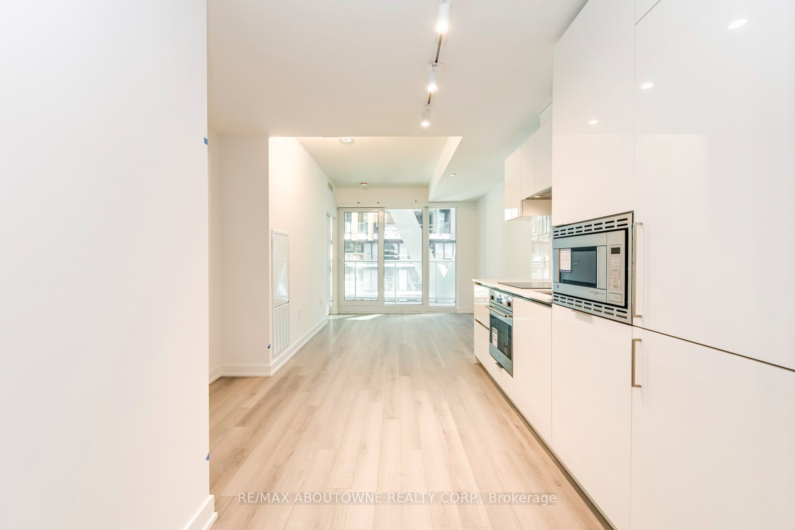 230 Simcoe Street 1327, Toronto, ON M5T 0G7 photo 3