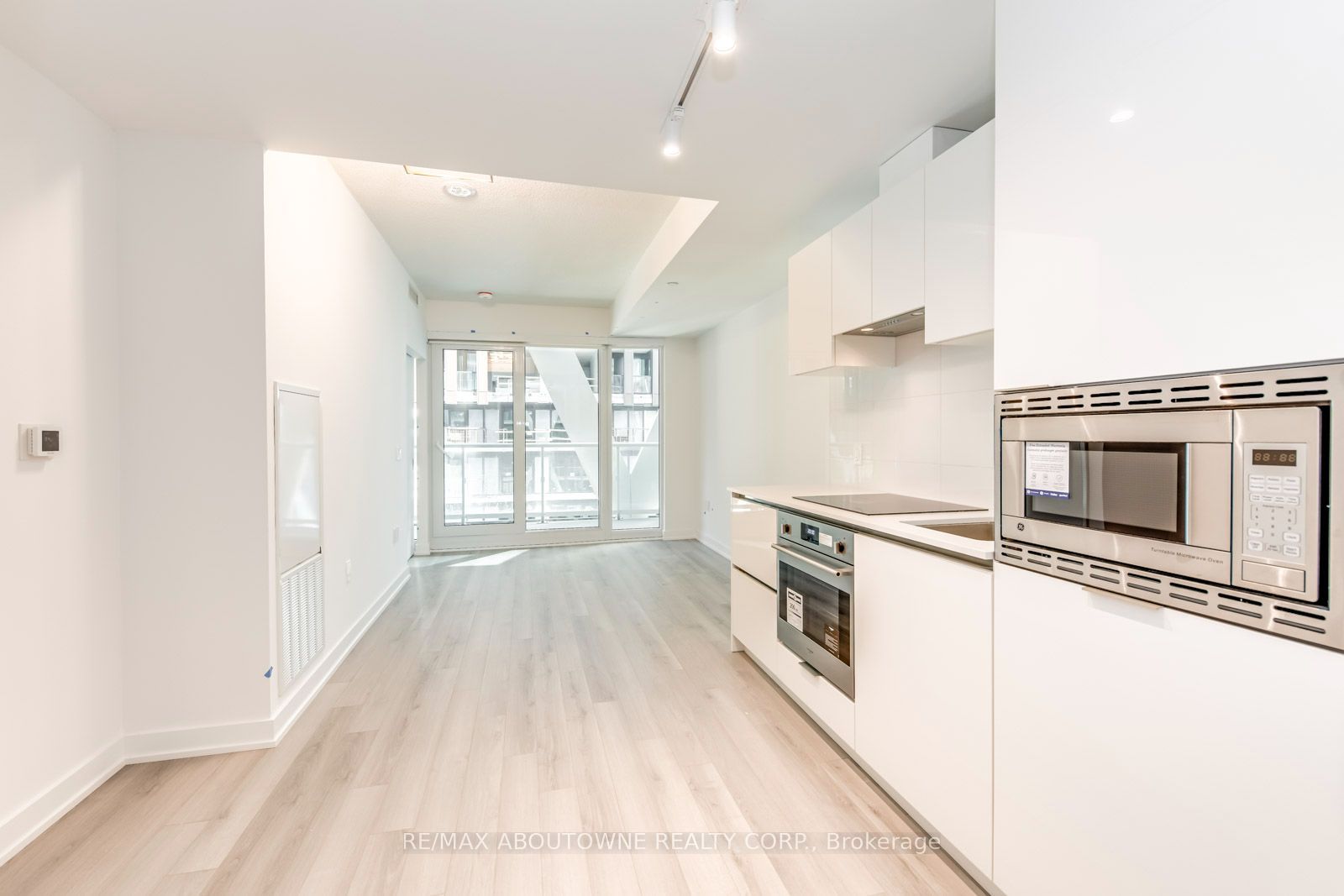 230 Simcoe Street 1327, Toronto, ON M5T 0G7 photo 4