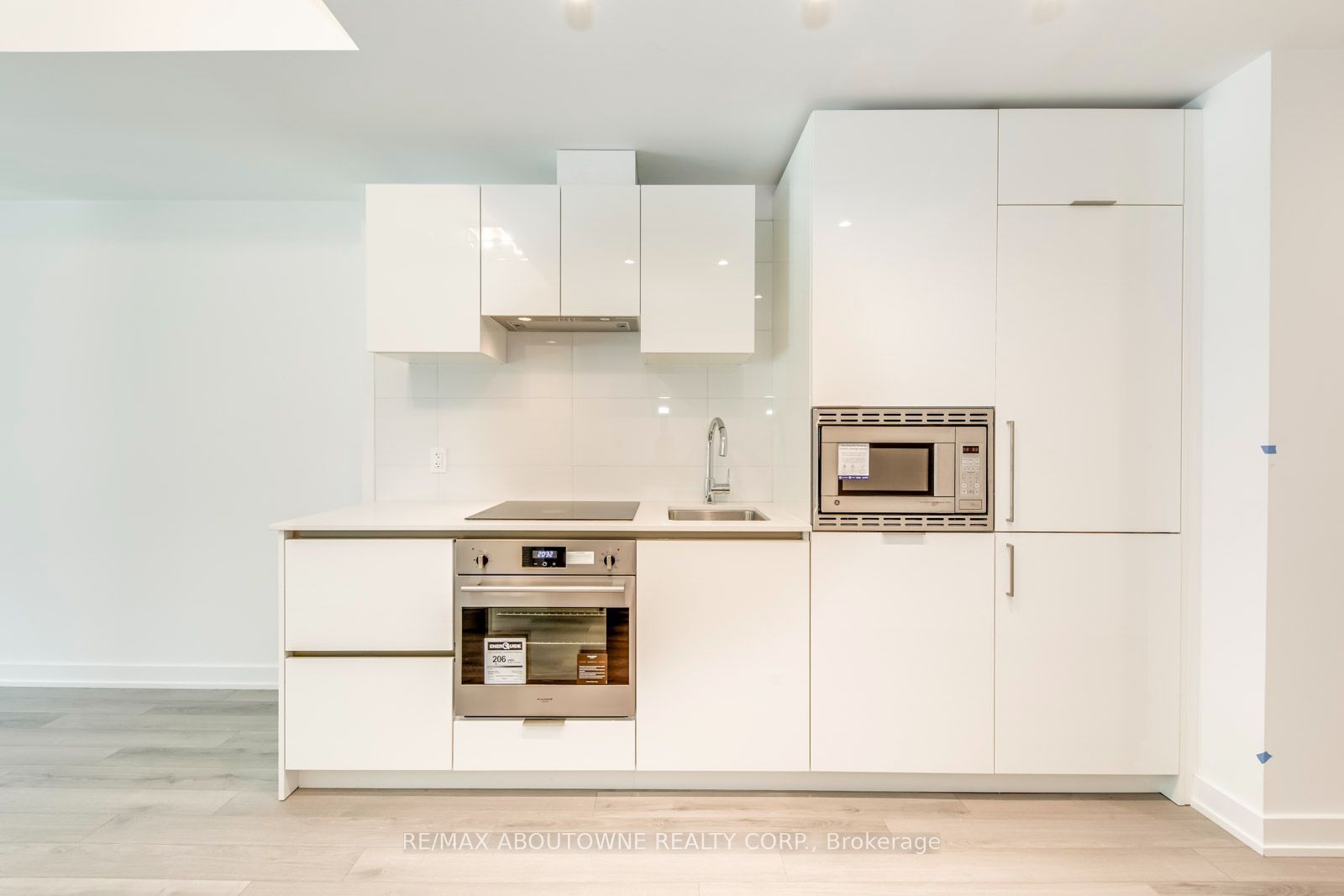 230 Simcoe Street 1327, Toronto, ON M5T 0G7 photo 5