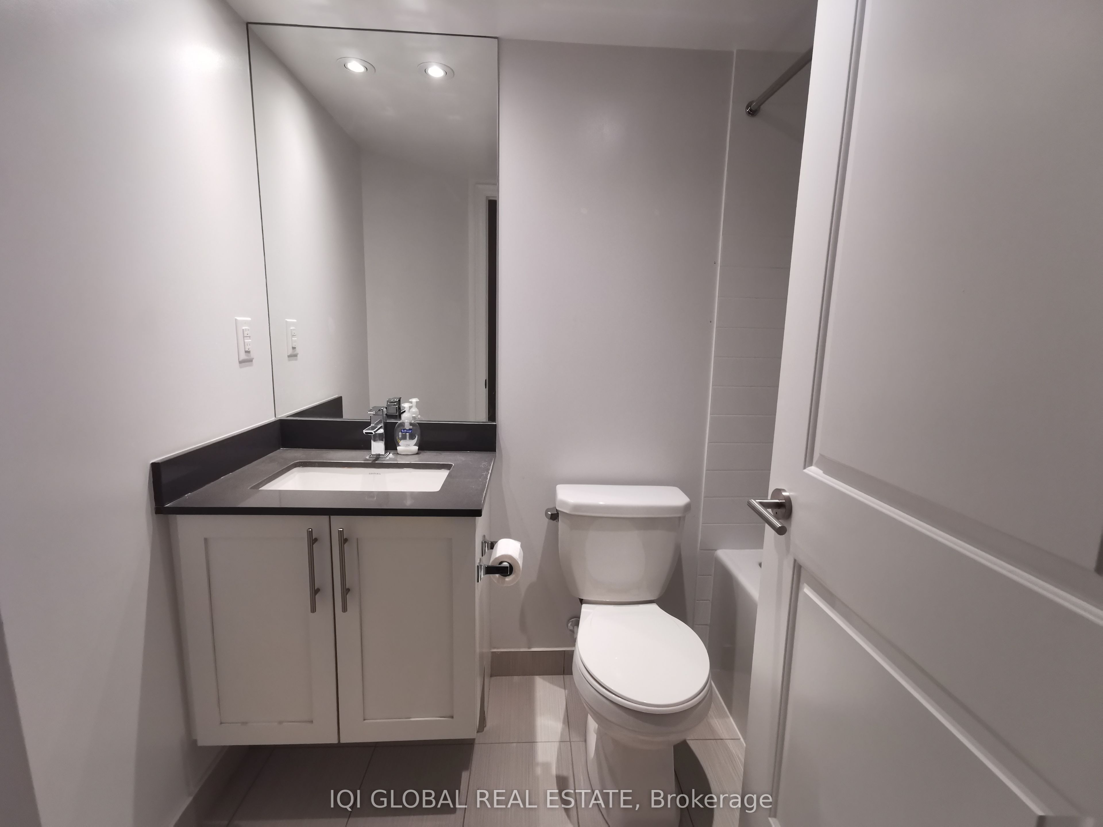 400 Adelaide Street E 1512, Toronto, ON M5A 4S3 photo 5