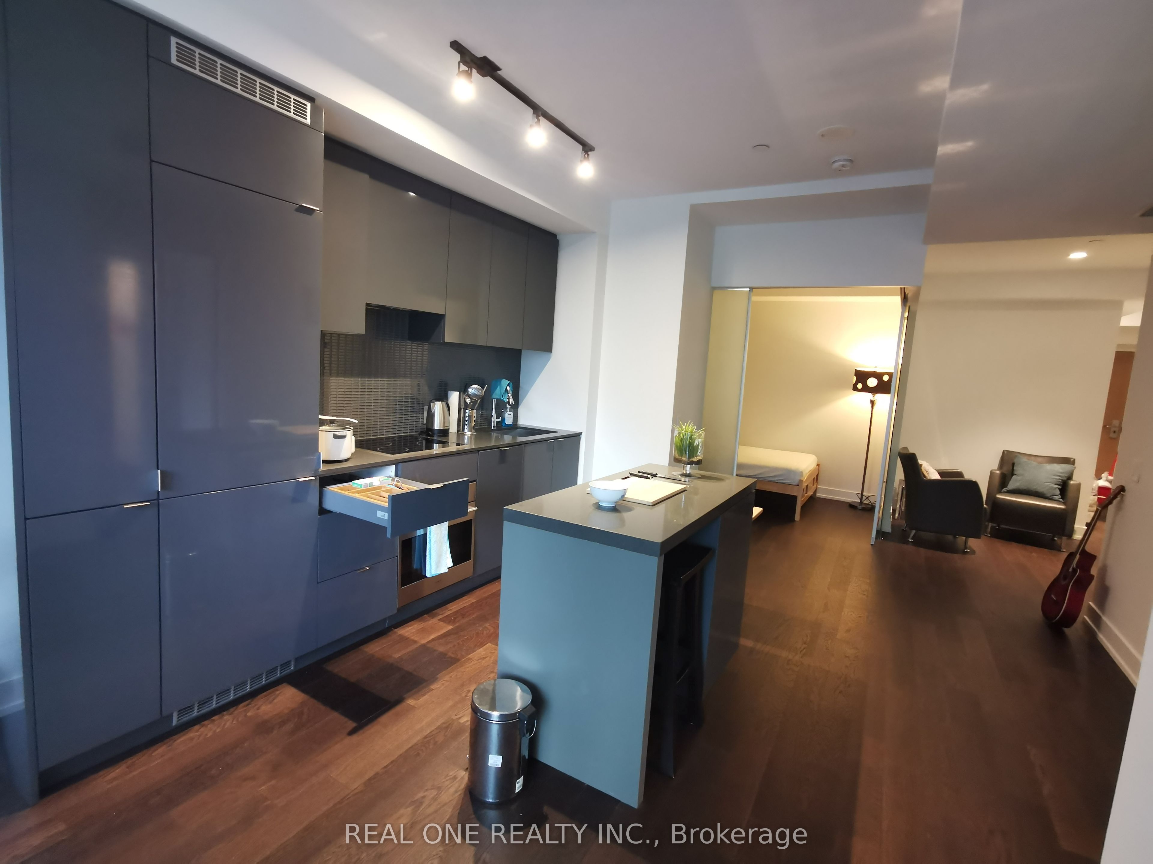 7 Grenville Street 816, Toronto, ON M4Y 1A1 photo 2